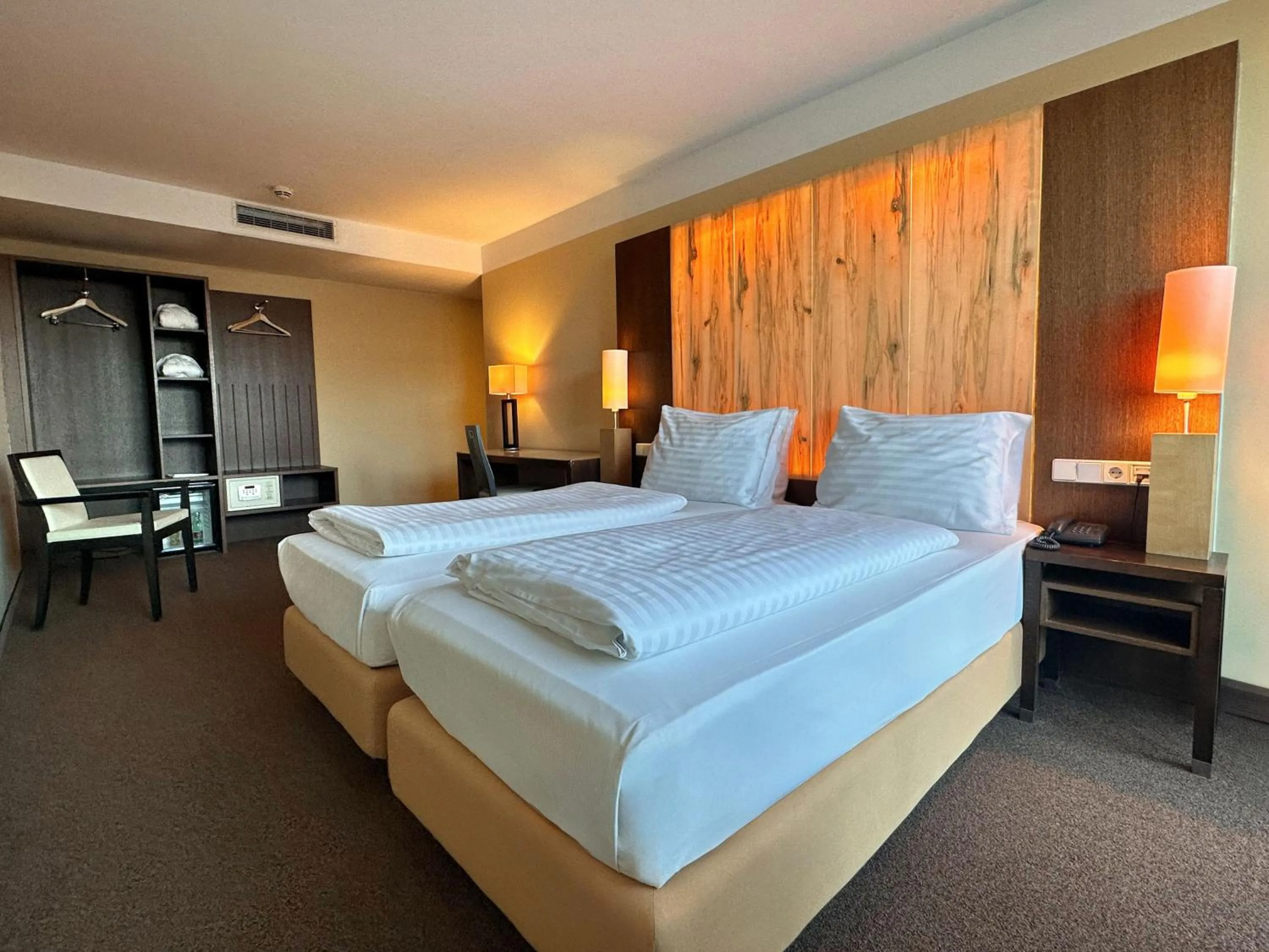 Photo of the whole room, Bed in Holiday Inn - Salzburg City by IHG