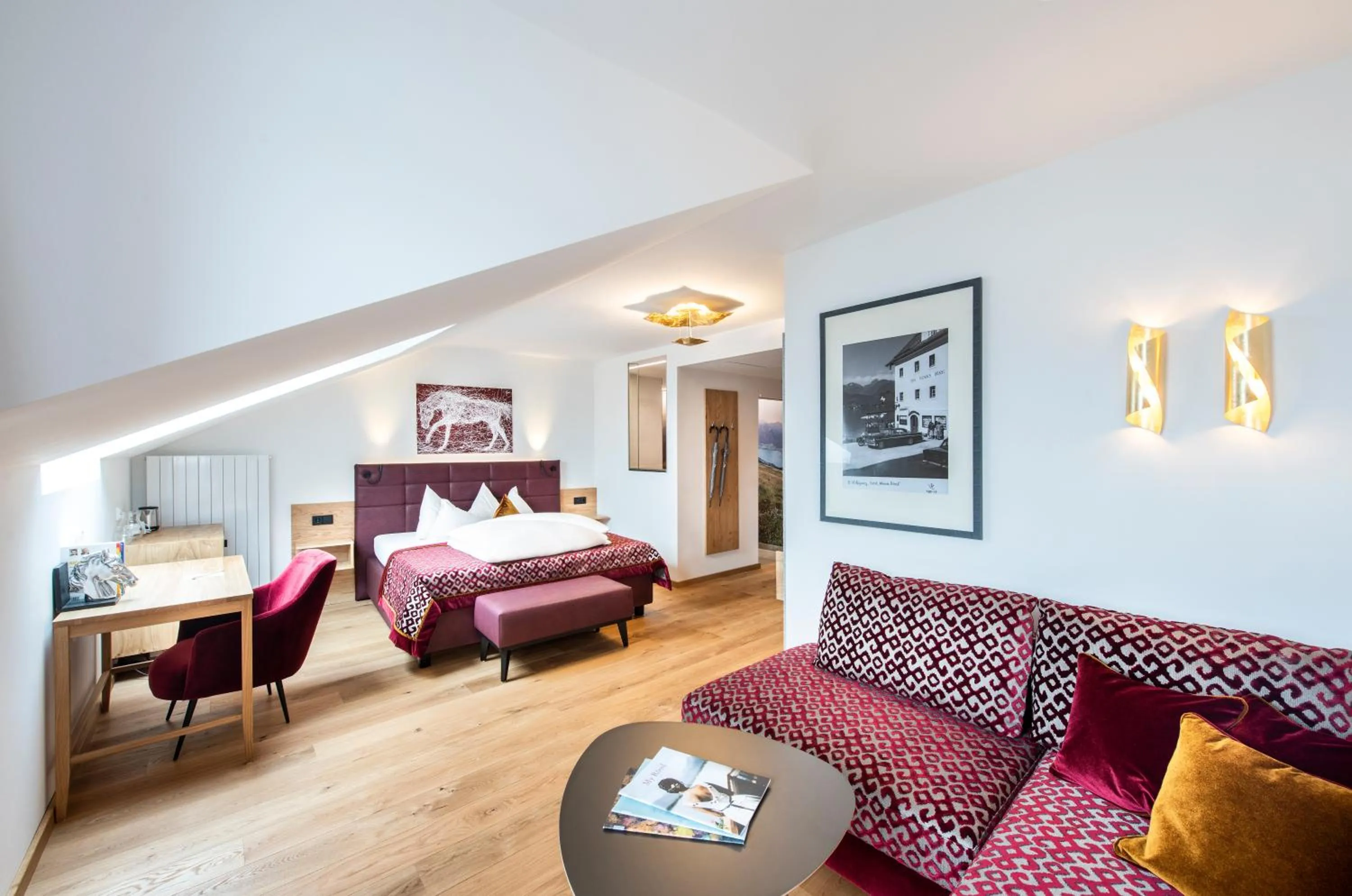 Bed in Romantik Hotel Im Weissen Rössl am Wolfgangsee