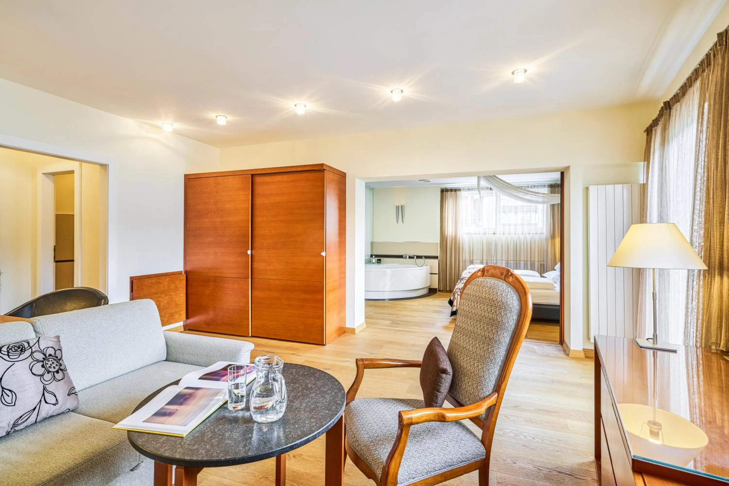 Bed in Romantik Hotel Im Weissen Rössl am Wolfgangsee