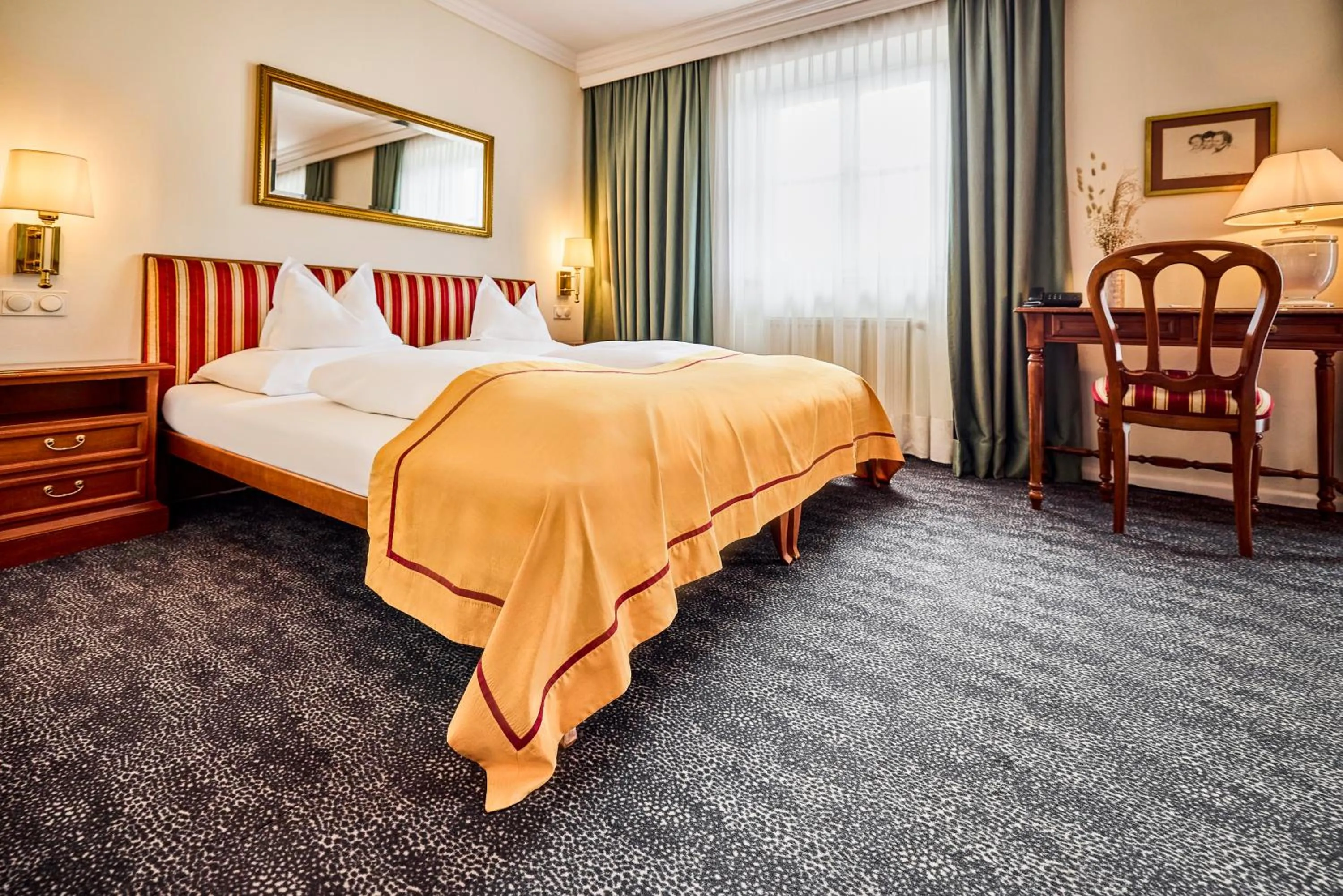 Bed in Romantik Hotel Im Weissen Rössl am Wolfgangsee