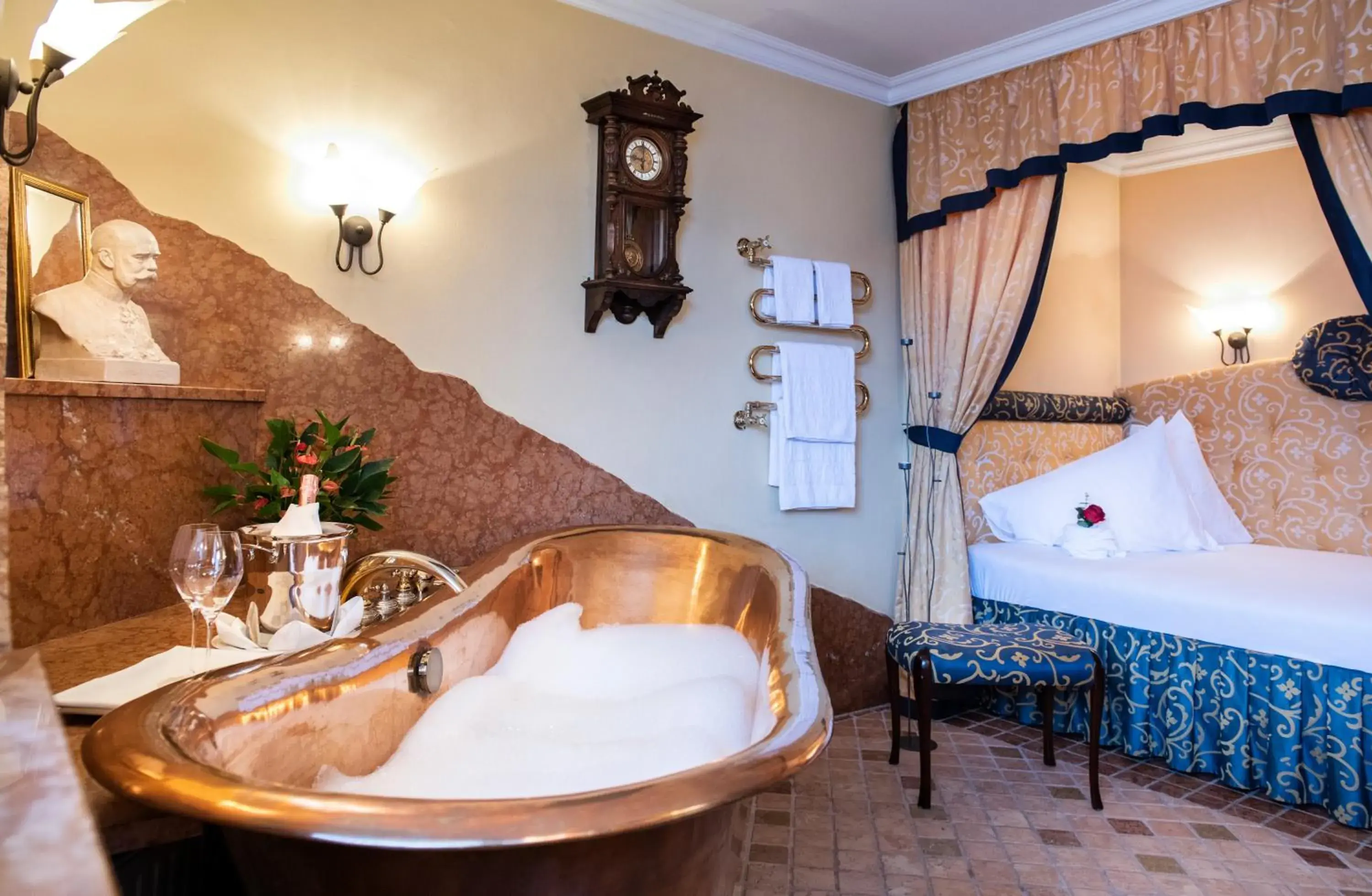 Spa and wellness centre/facilities, Bed in Romantik Hotel Im Weissen Rössl am Wolfgangsee Spa and wellness centre/facilities, Bed in Romantik Hotel Im Weissen Rössl am Wolfgangsee