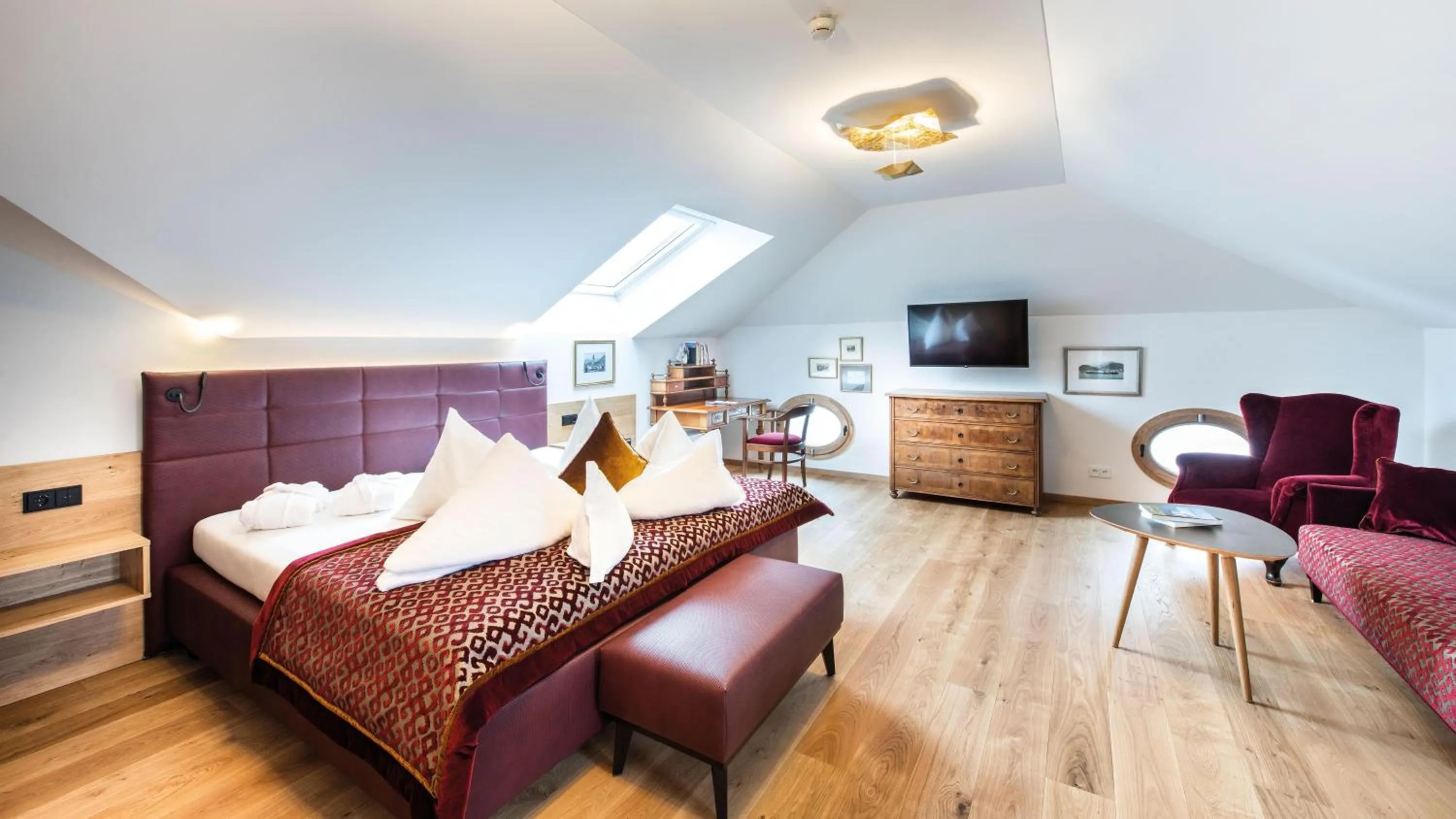 Bed in Romantik Hotel Im Weissen Rössl am Wolfgangsee