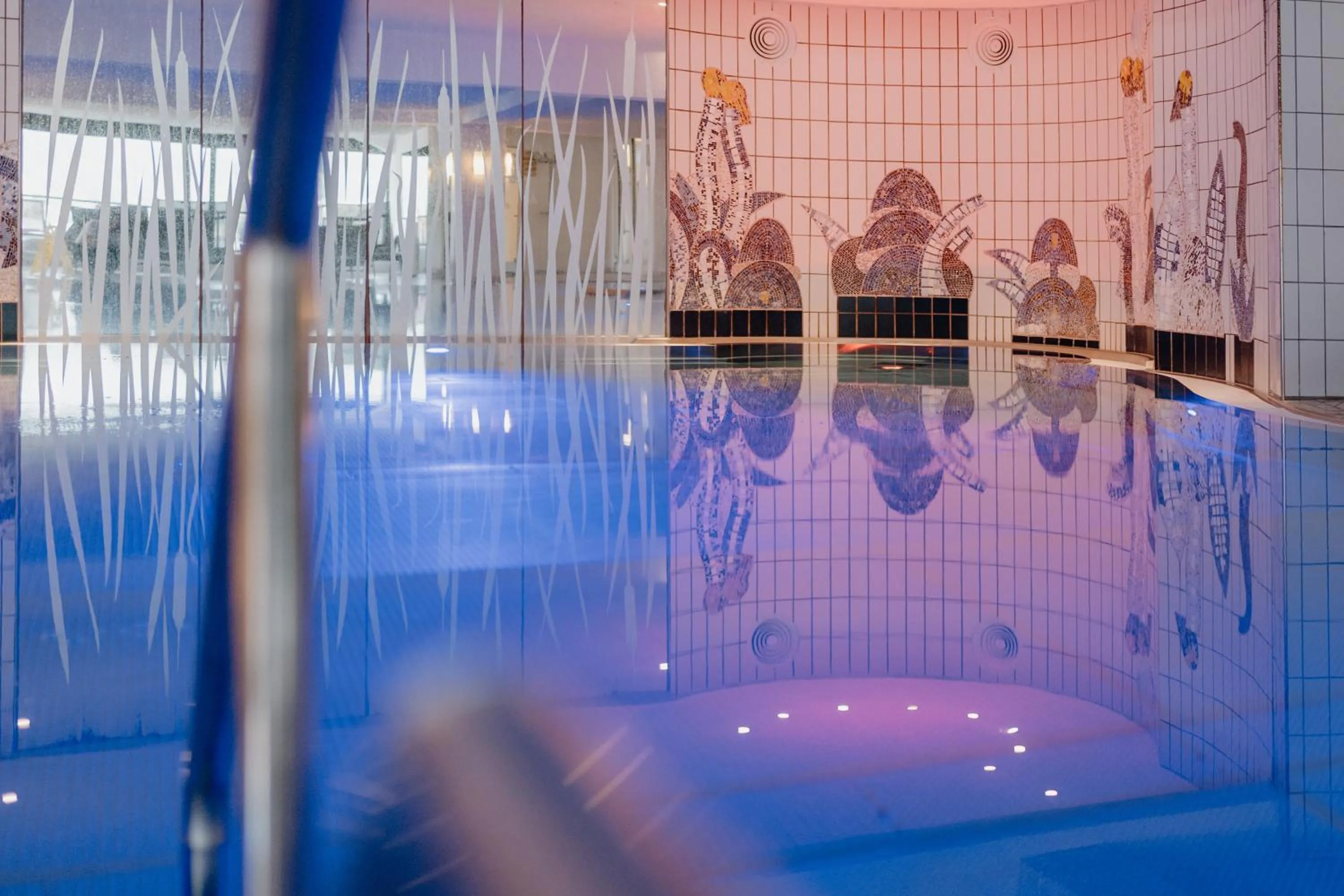 Swimming pool in Romantik Hotel Im Weissen Rössl am Wolfgangsee