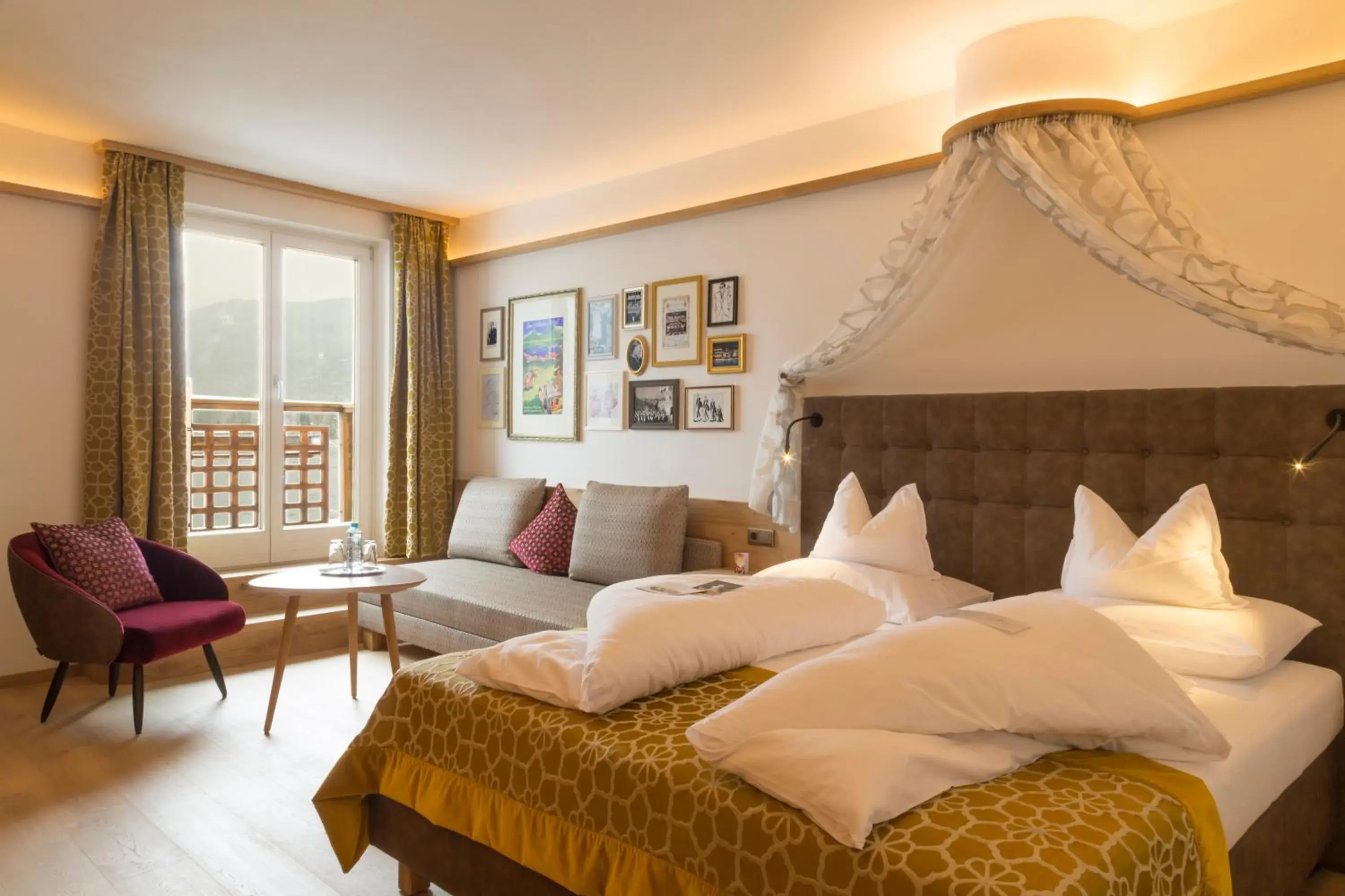 Bed in Romantik Hotel Im Weissen Rössl am Wolfgangsee Bed in Romantik Hotel Im Weissen Rössl am Wolfgangsee