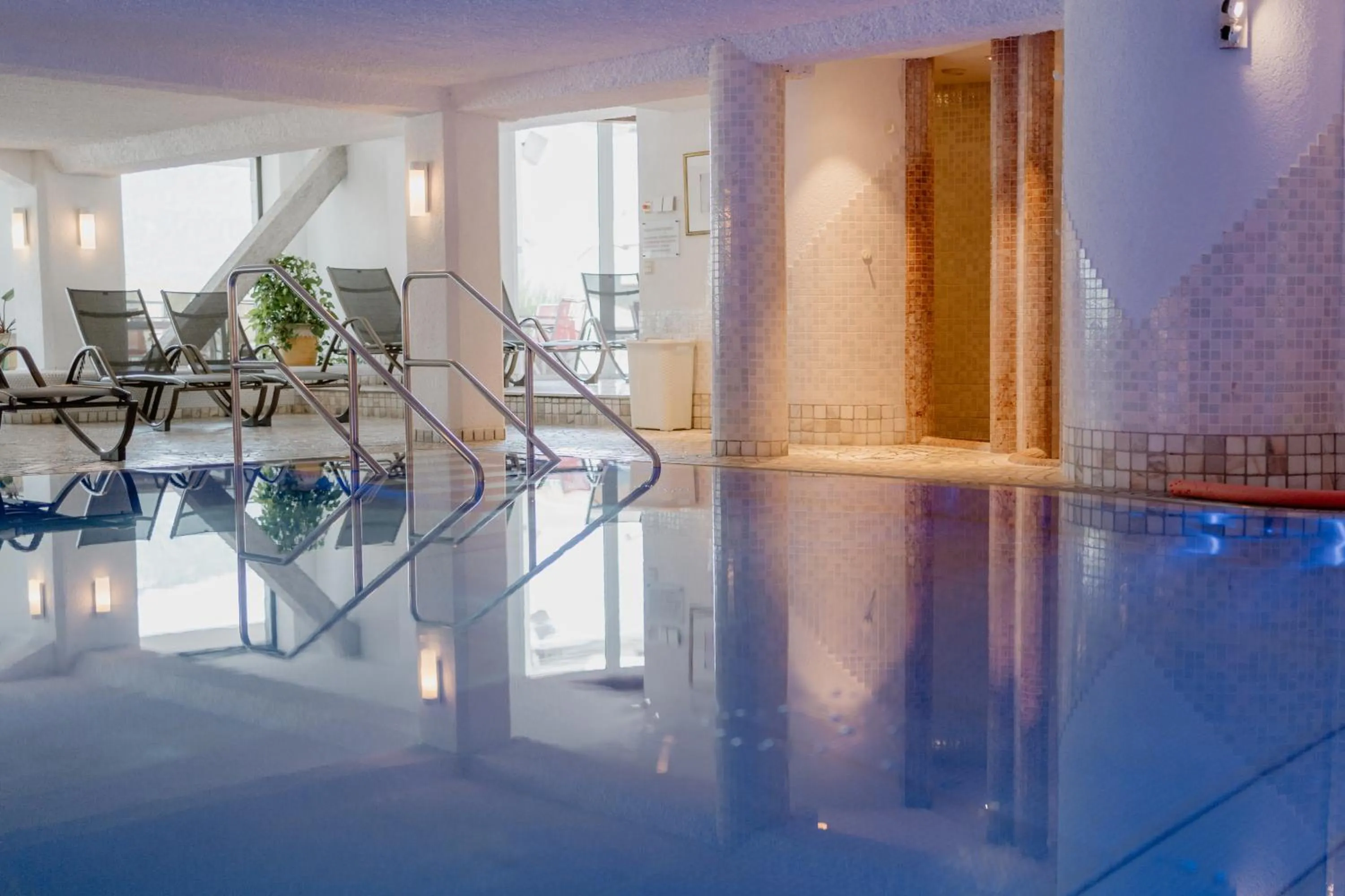 Swimming pool in Romantik Hotel Im Weissen Rössl am Wolfgangsee