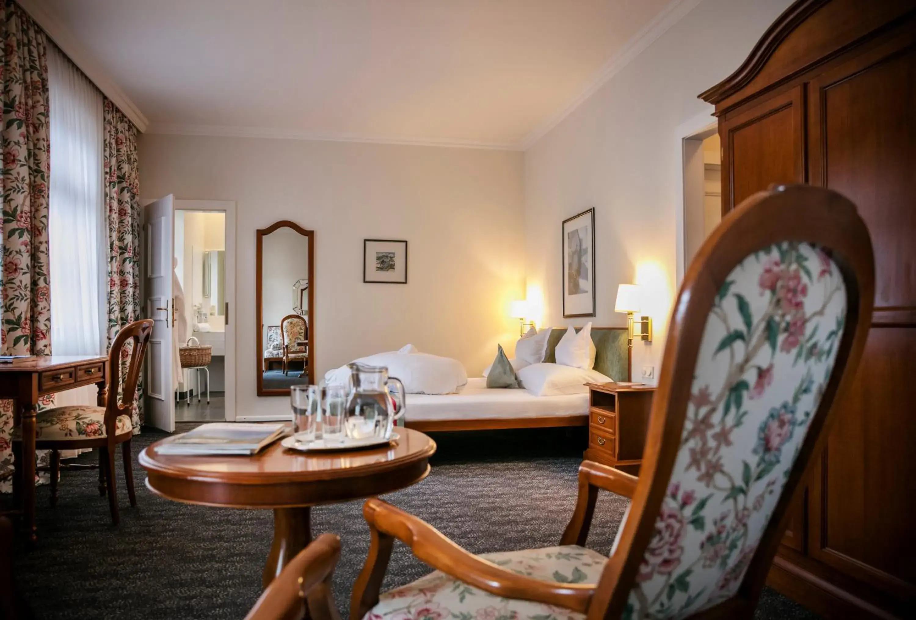 Budget Double Room in Romantik Hotel Im Weissen Rössl am Wolfgangsee Budget Double Room in Romantik Hotel Im Weissen Rössl am Wolfgangsee