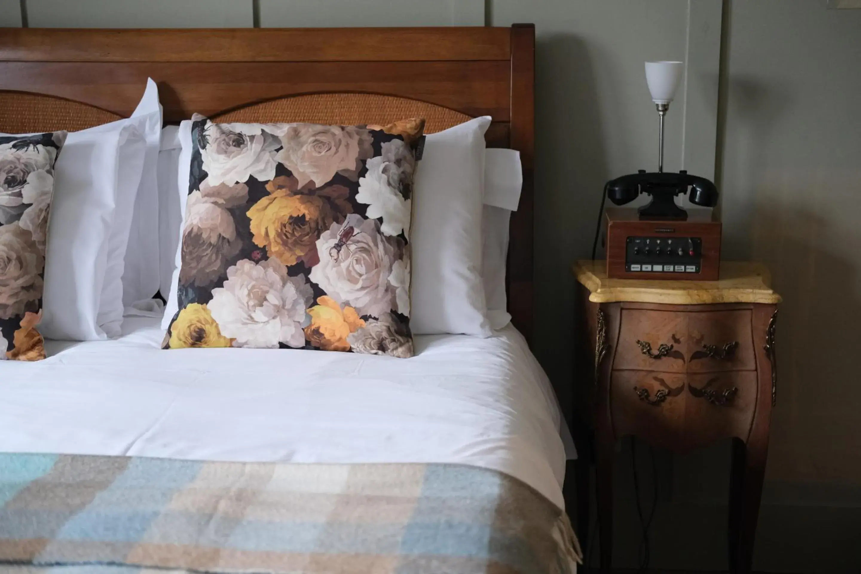 Bedroom, Bed in The Crown Inn Dial Post Bedroom, Bed in The Crown Inn Dial Post