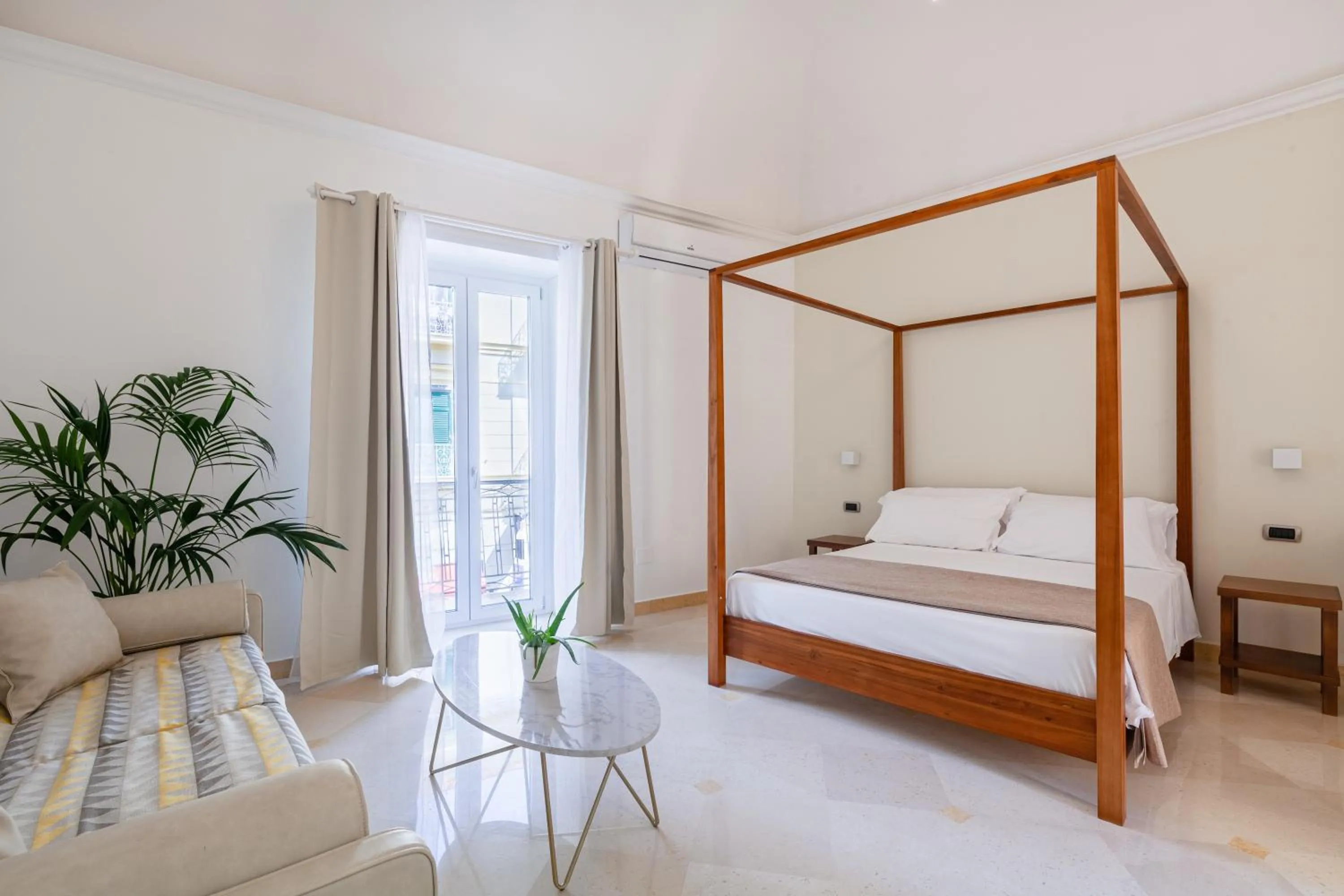 Photo of the whole room, Bed in Pompei Plaza