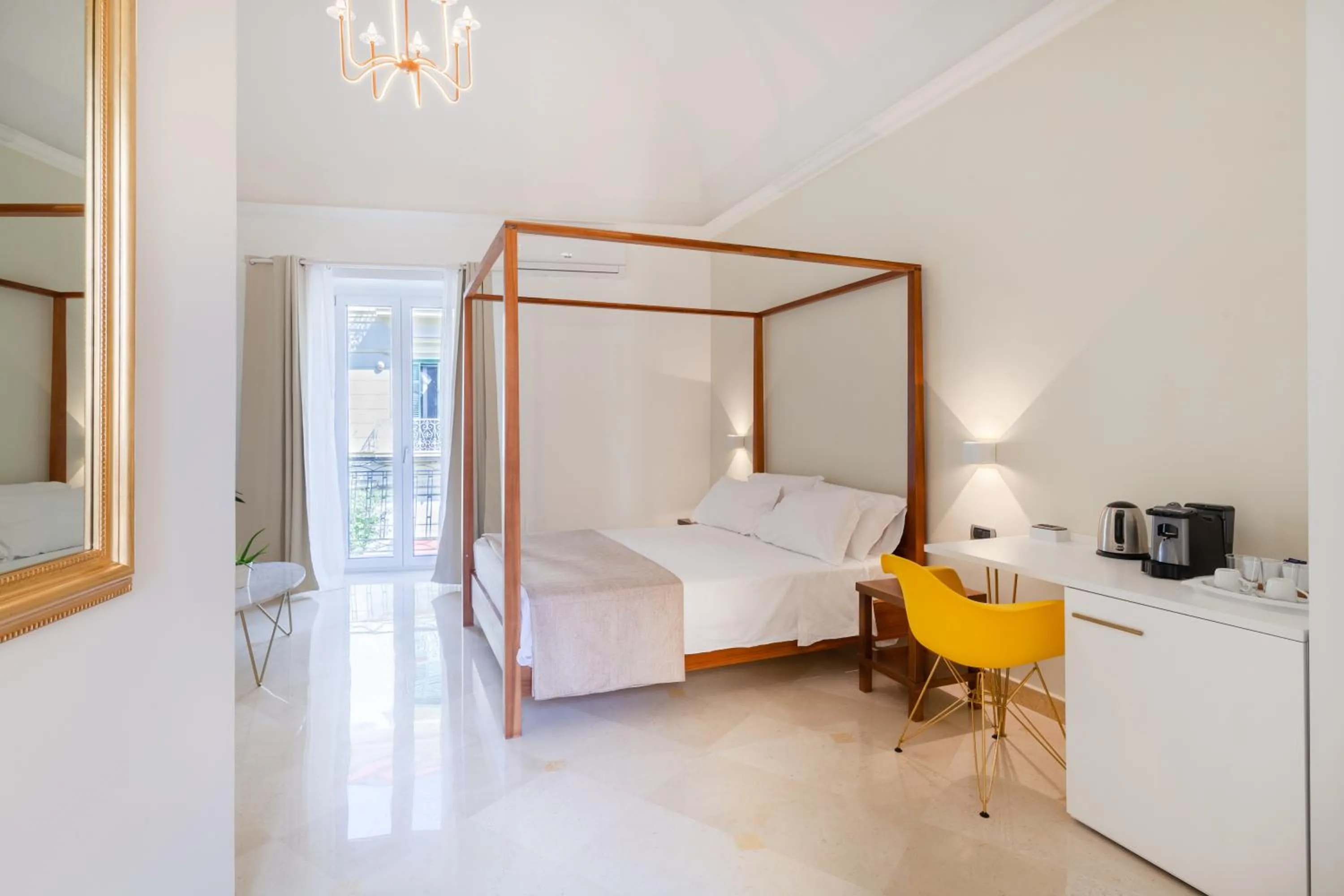 Photo of the whole room, Bed in Pompei Plaza