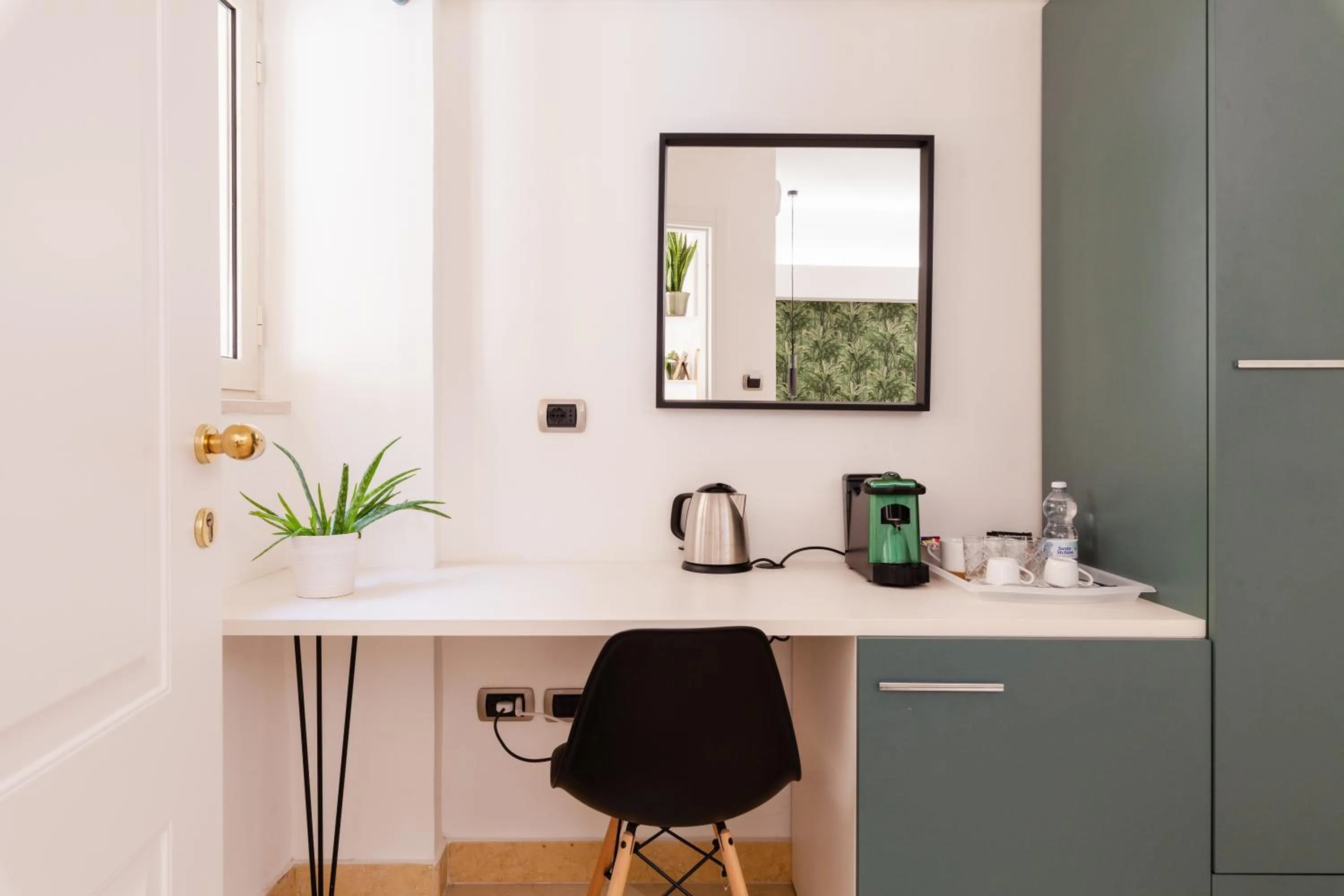 Coffee/tea facilities in Pompei Plaza