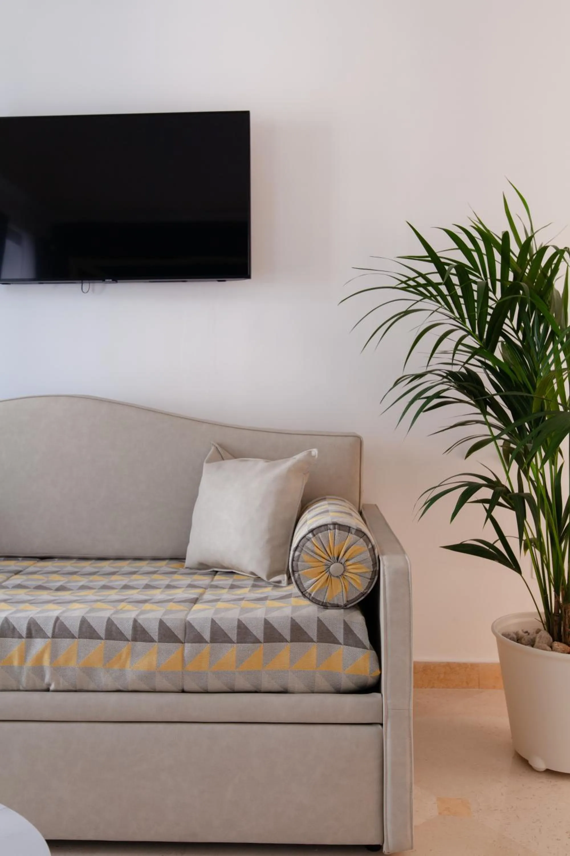 Seating area in Pompei Plaza