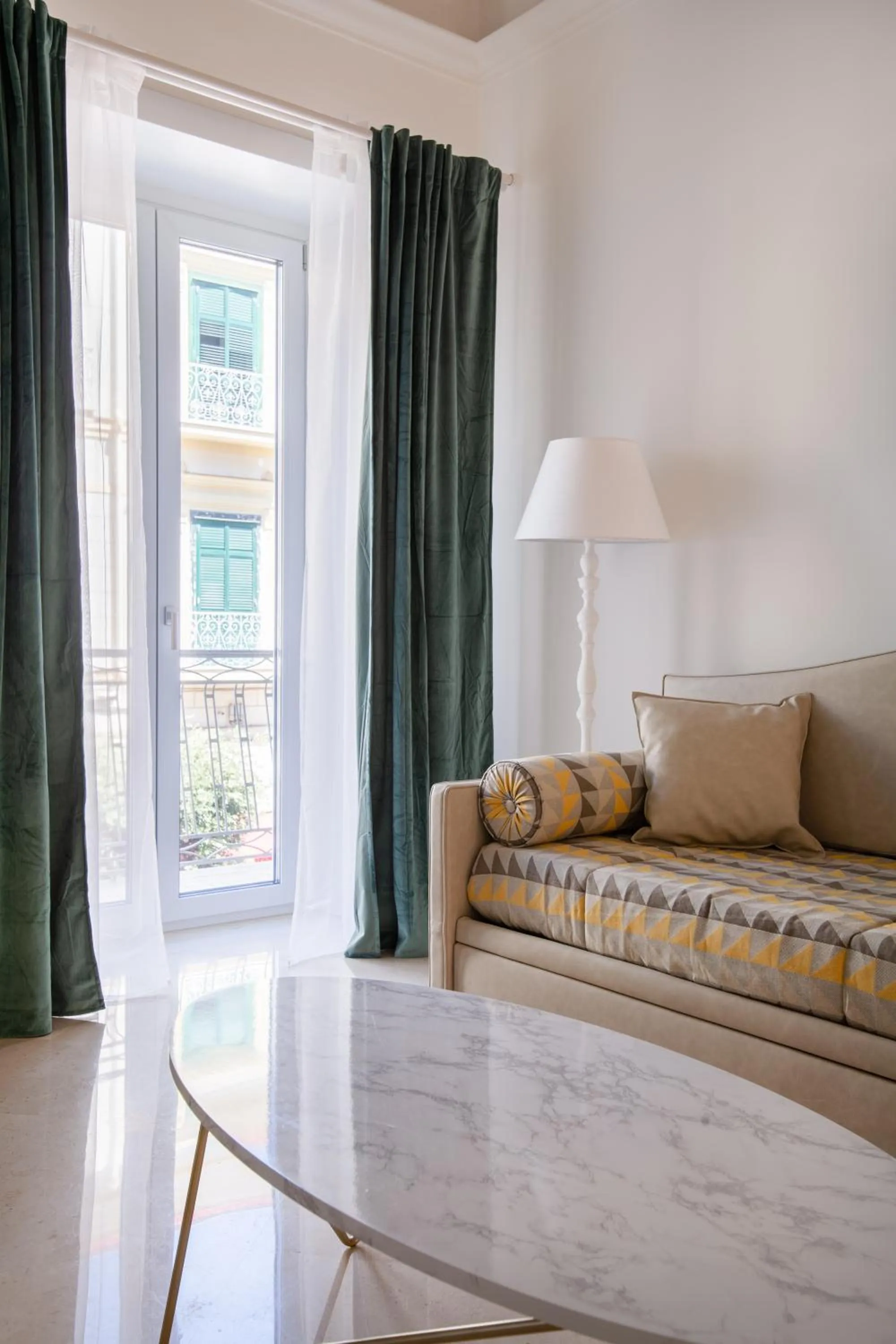Seating area, Bed in Pompei Plaza