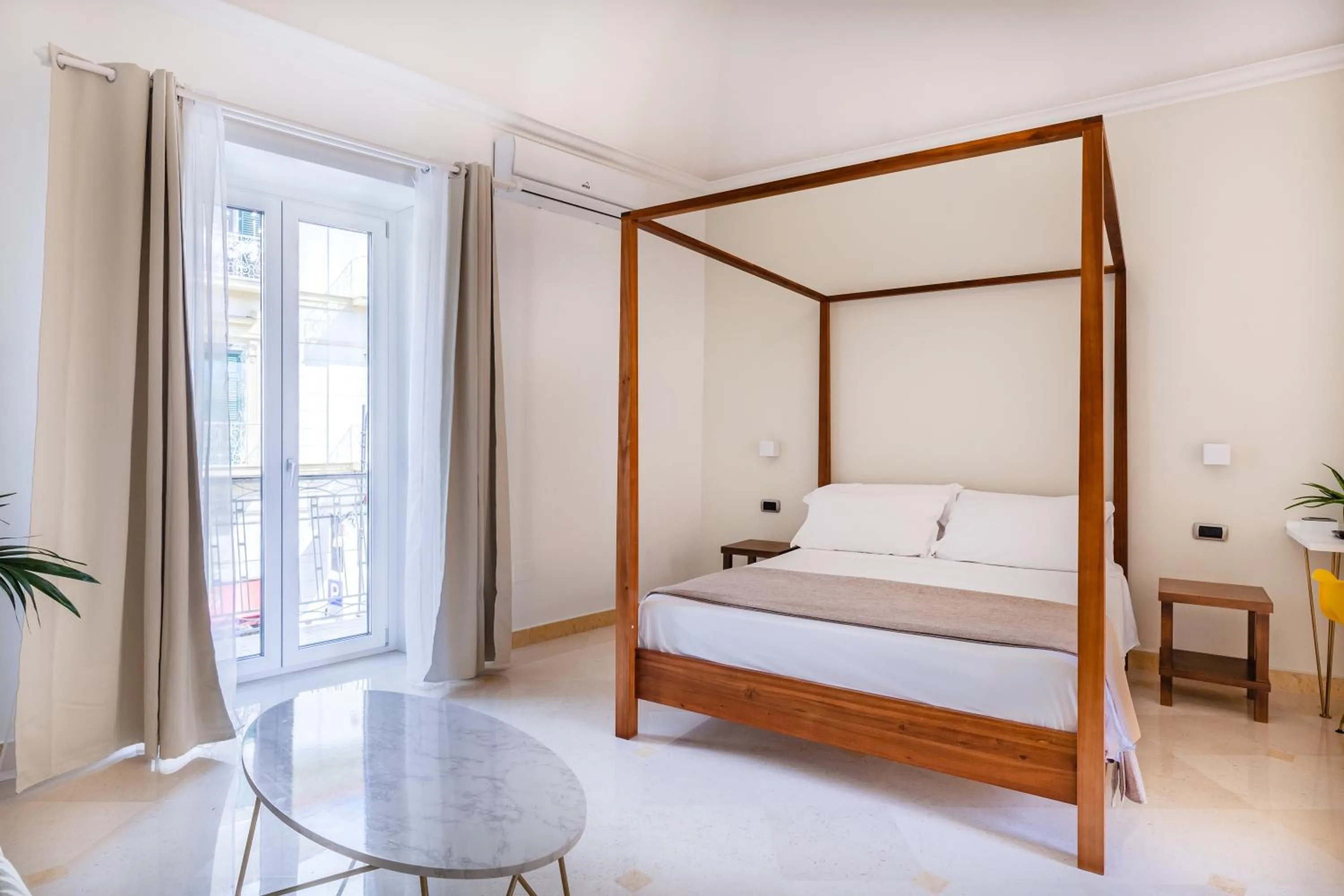 Photo of the whole room, Bed in Pompei Plaza