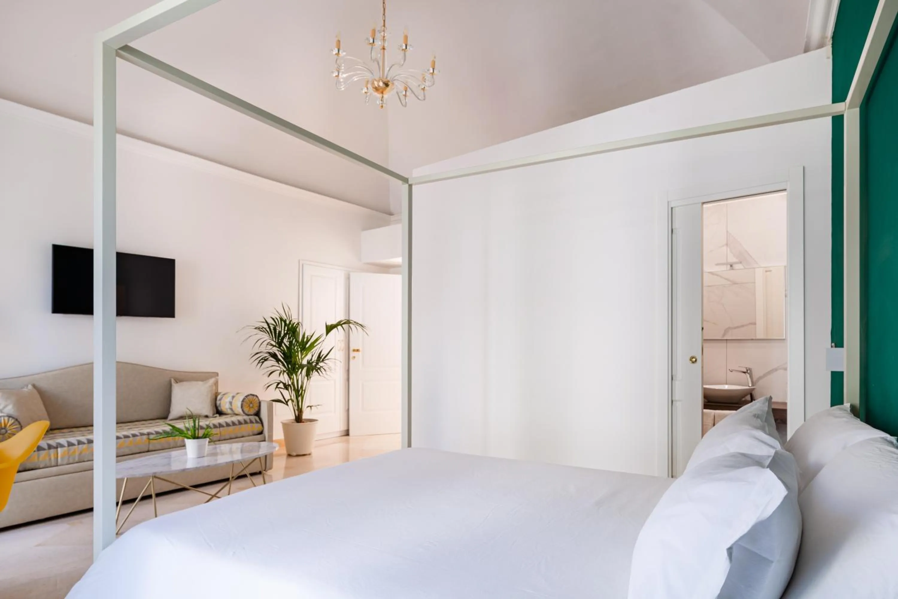 Photo of the whole room, Bed in Pompei Plaza