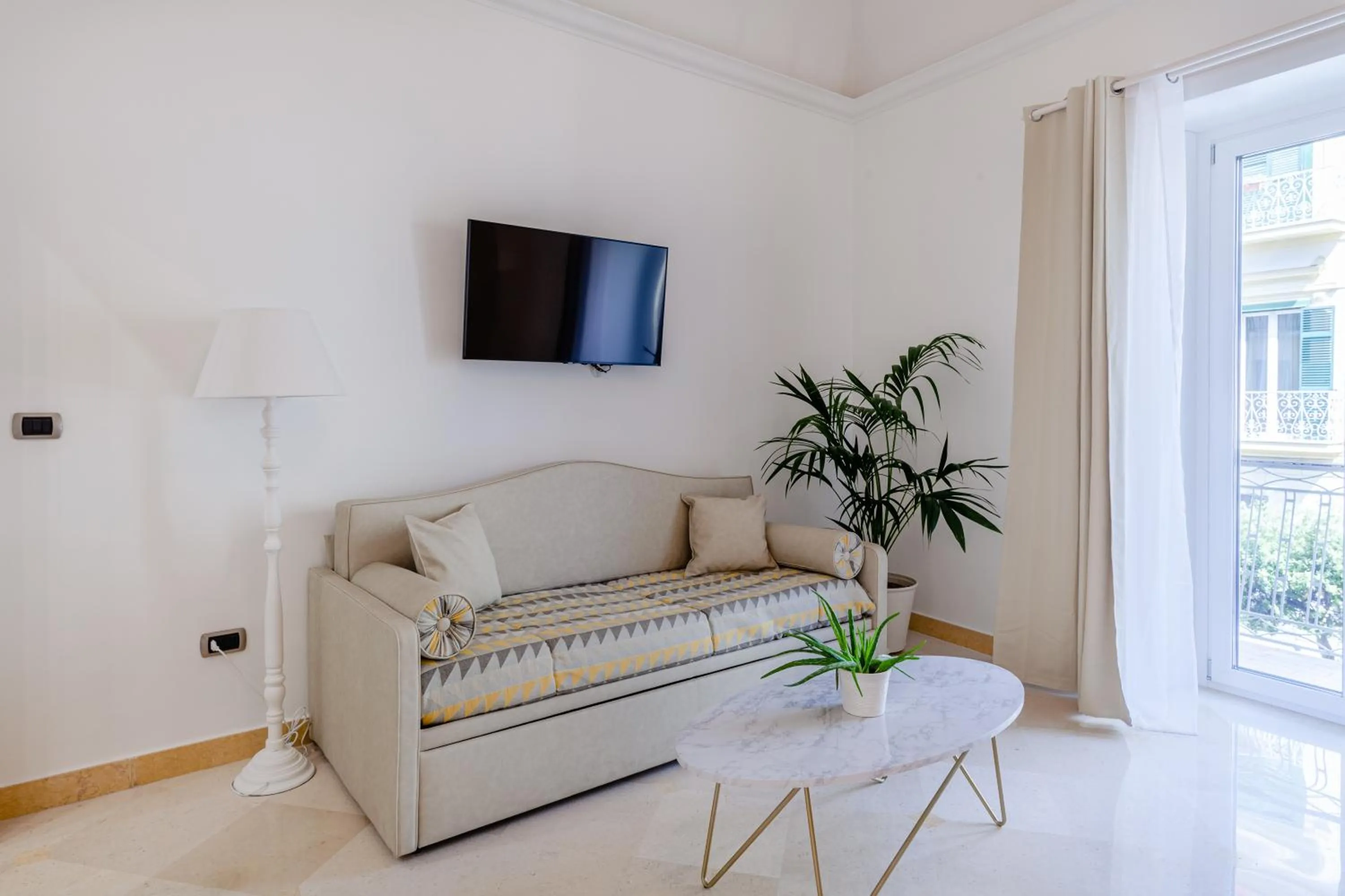 Seating area in Pompei Plaza