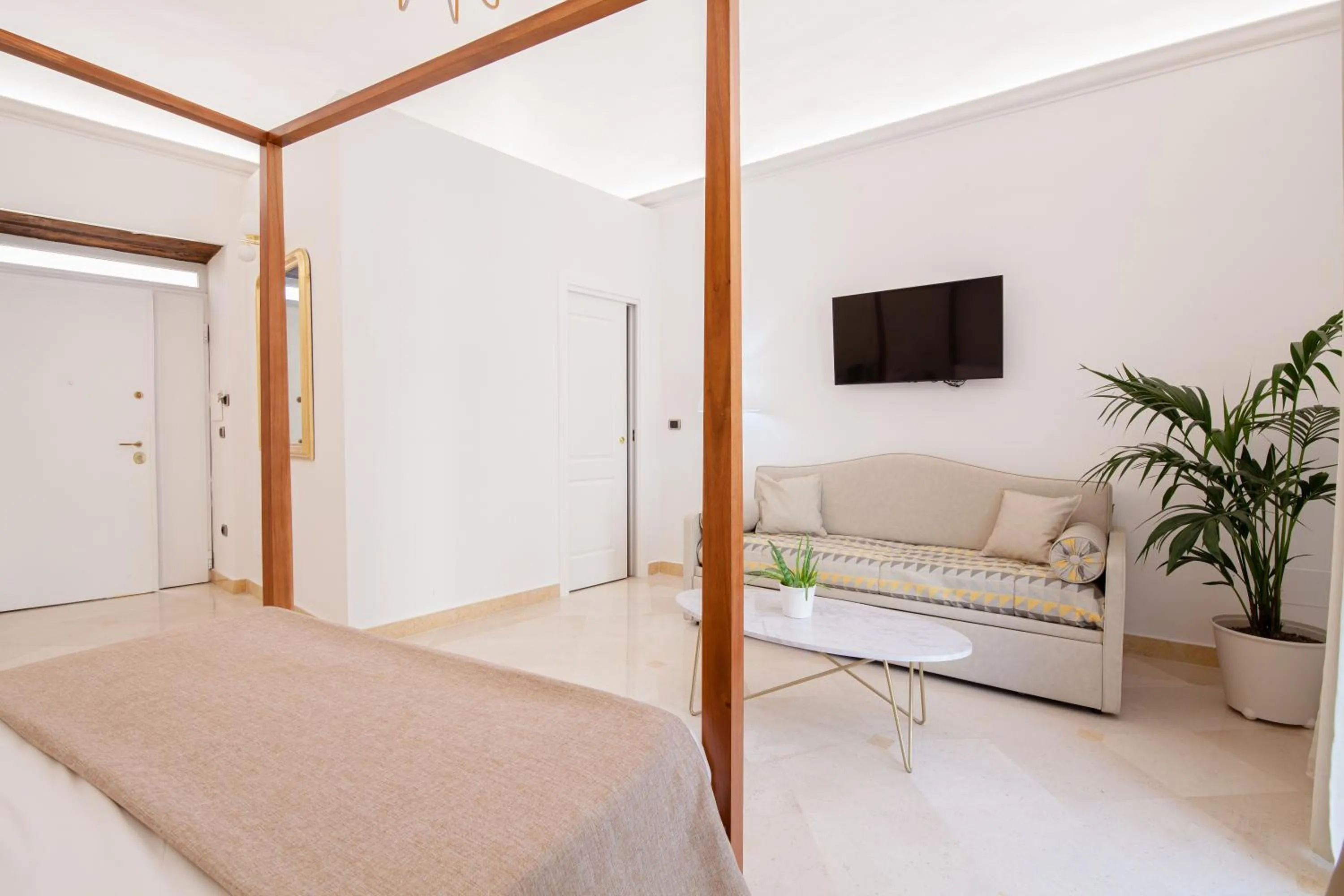 Photo of the whole room, Bed in Pompei Plaza