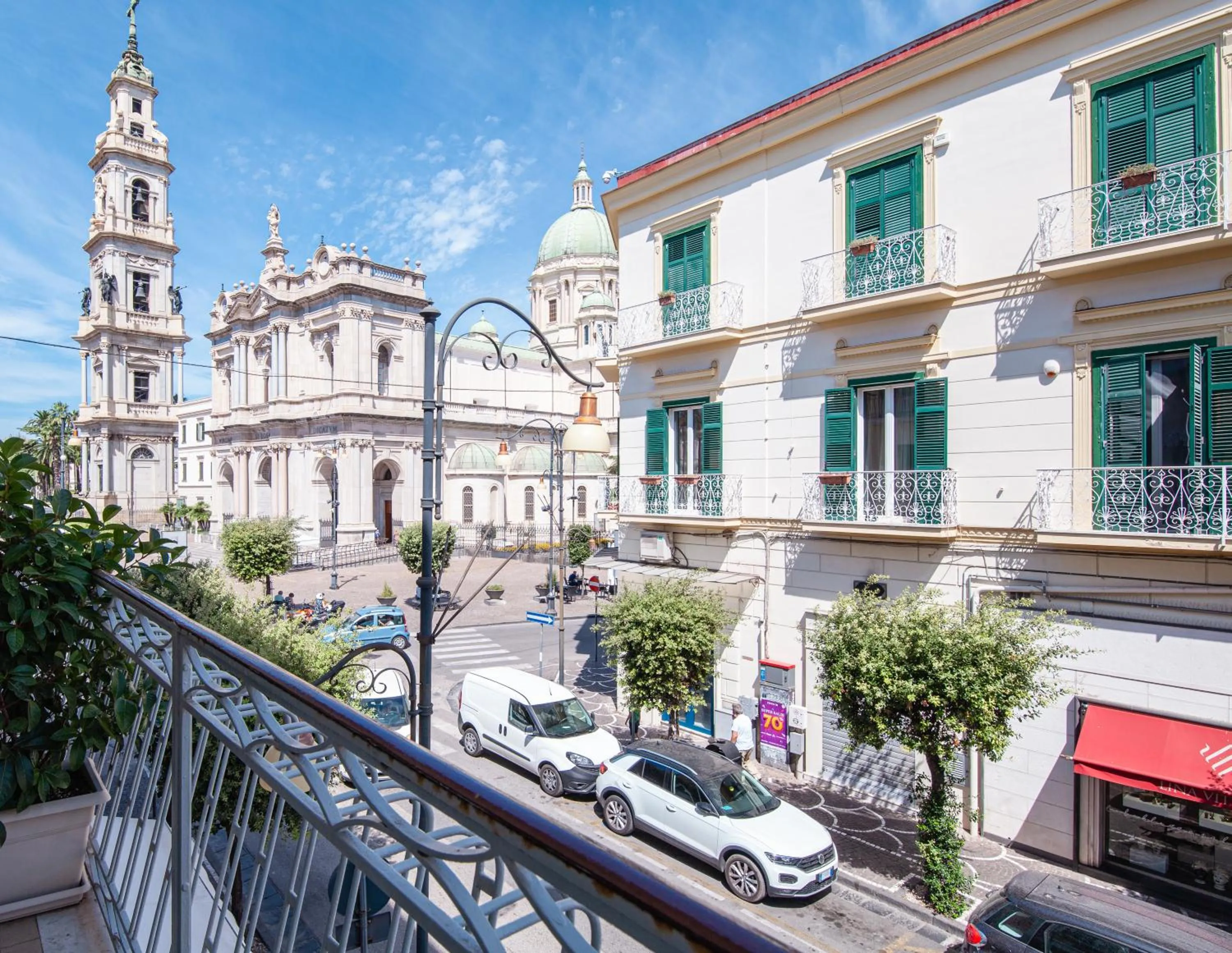 Nearby landmark in Pompei Plaza