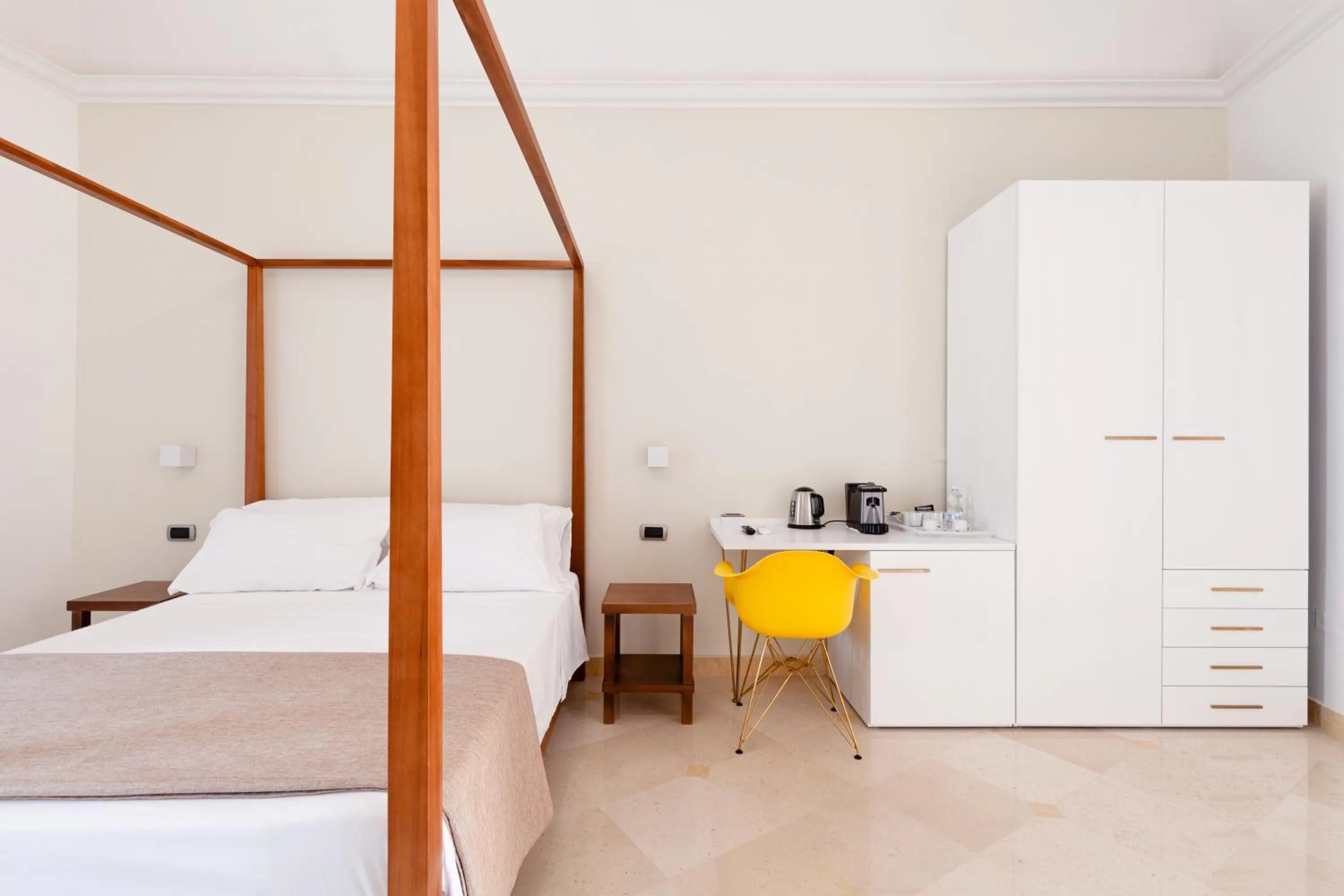 Bedroom, Bed in Pompei Plaza