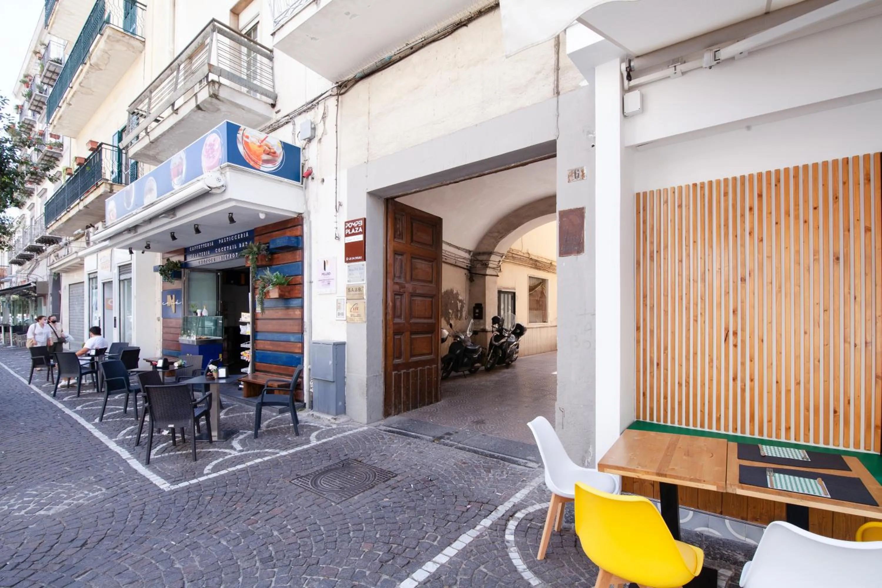 Facade/entrance in Pompei Plaza
