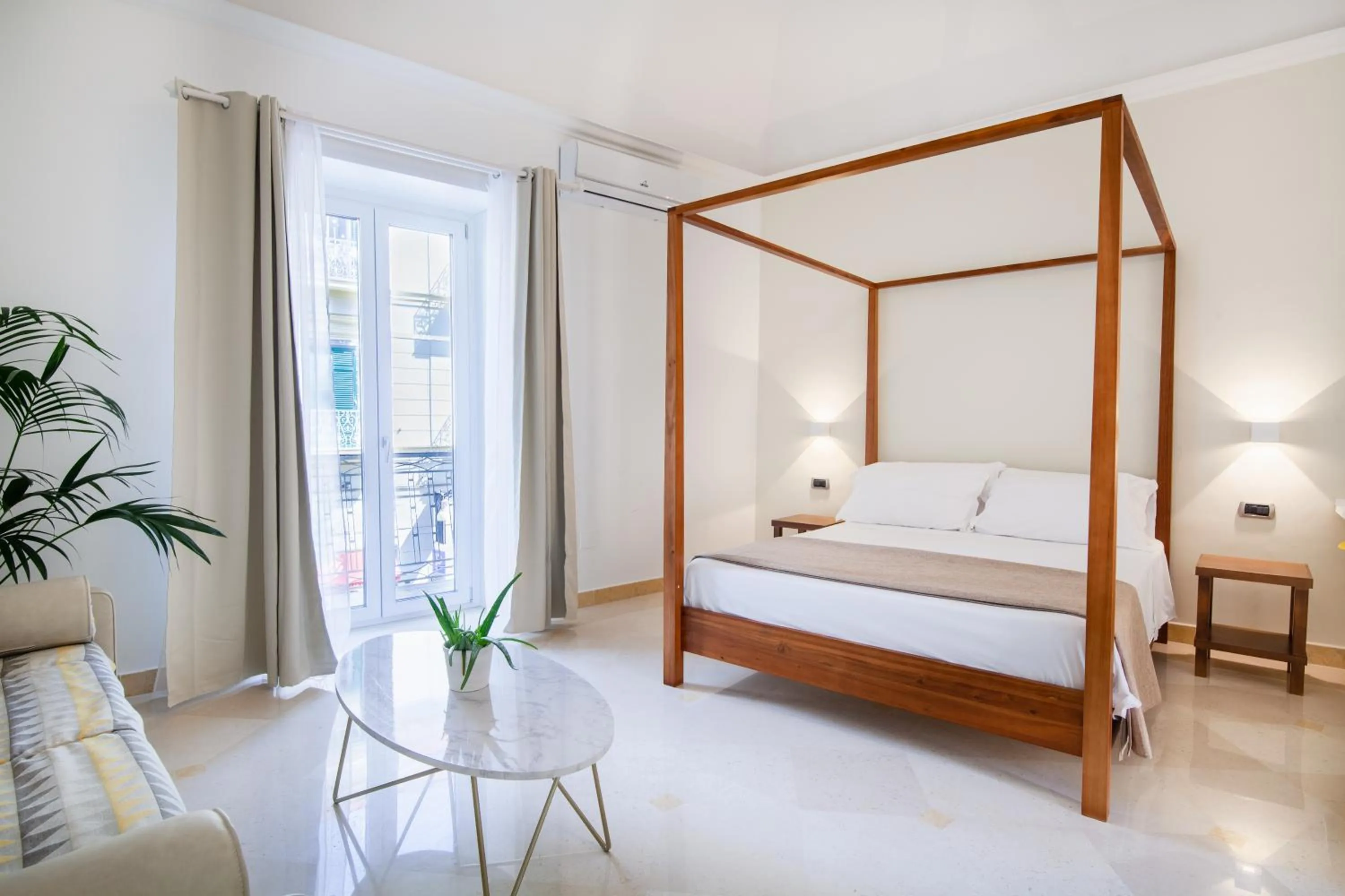 Photo of the whole room, Bed in Pompei Plaza