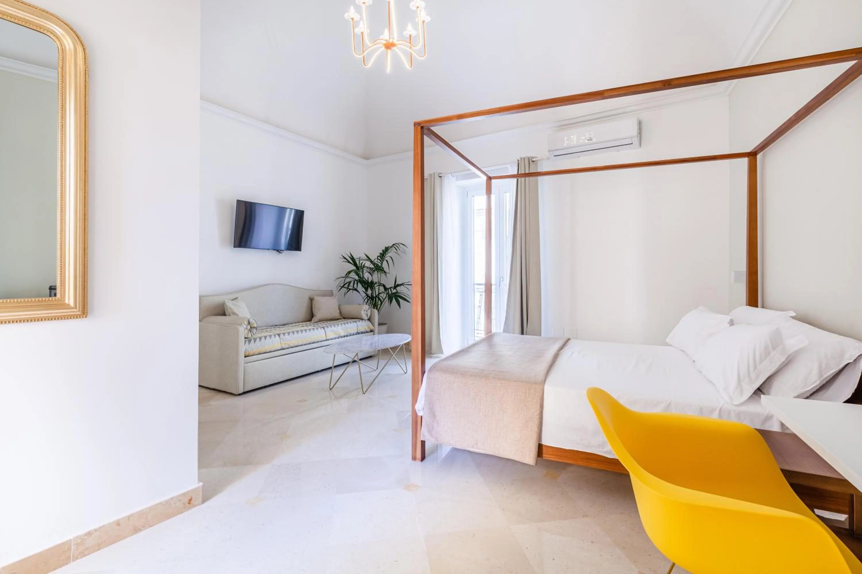 Photo of the whole room, Bed in Pompei Plaza