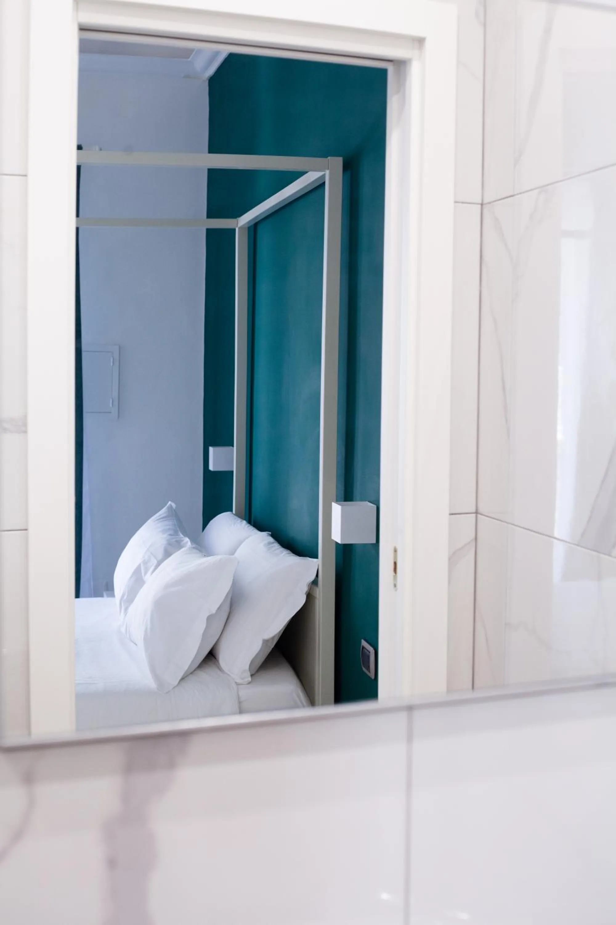 Bathroom, Bed in Pompei Plaza