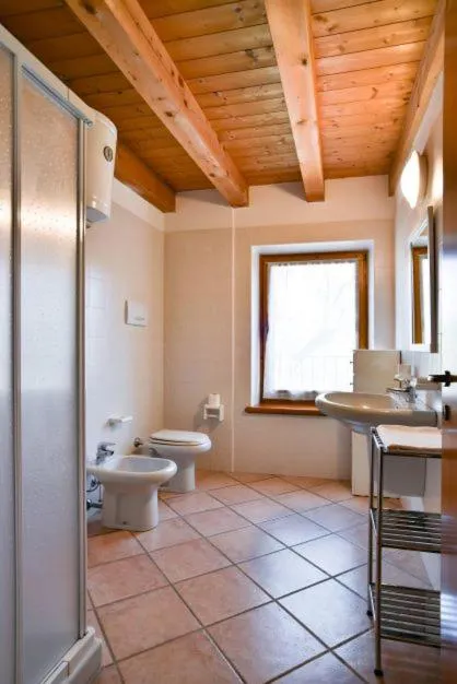 Bathroom in AGRITURISMO COLOMBARE TEBOI