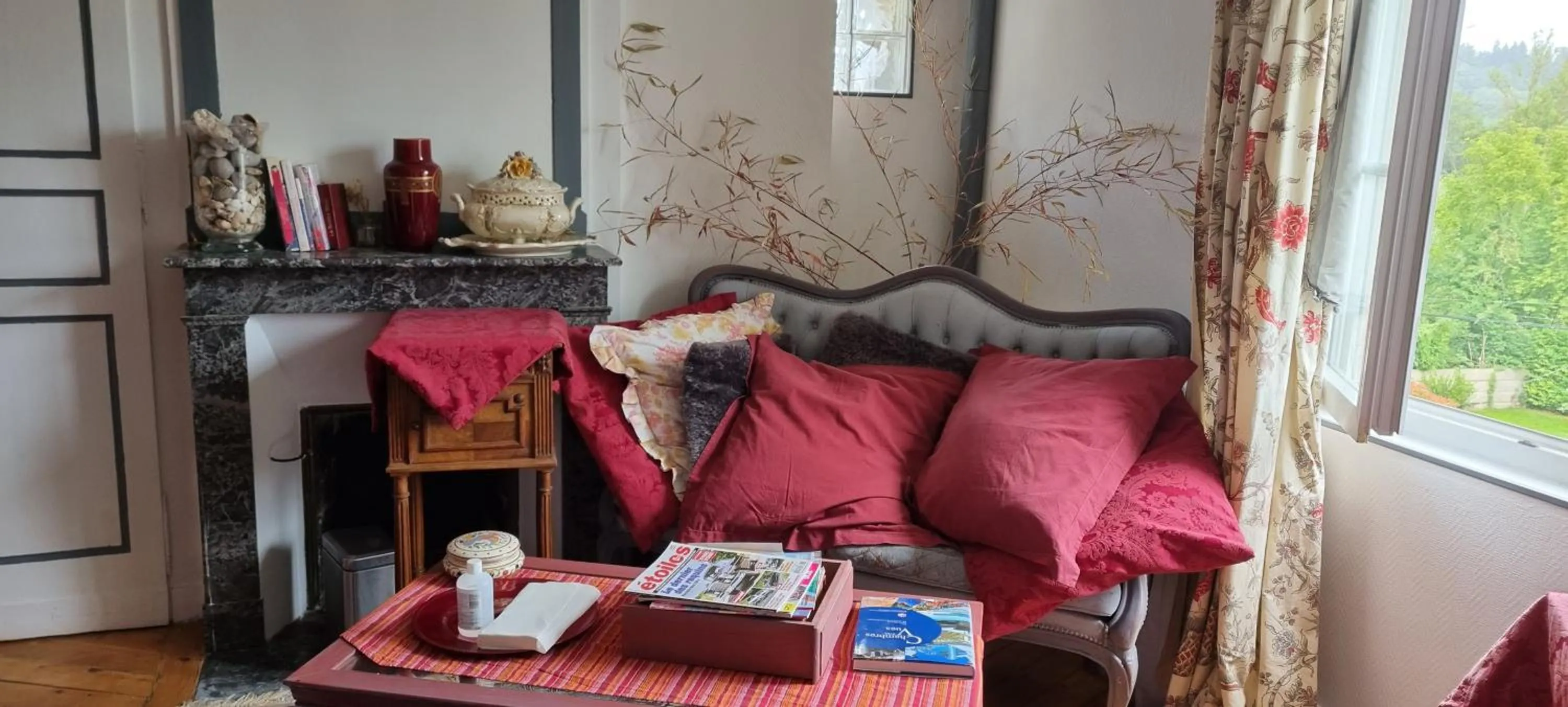 Living room in Chambre d'Hôtes Les Jardins de Marie, SCI Charles III