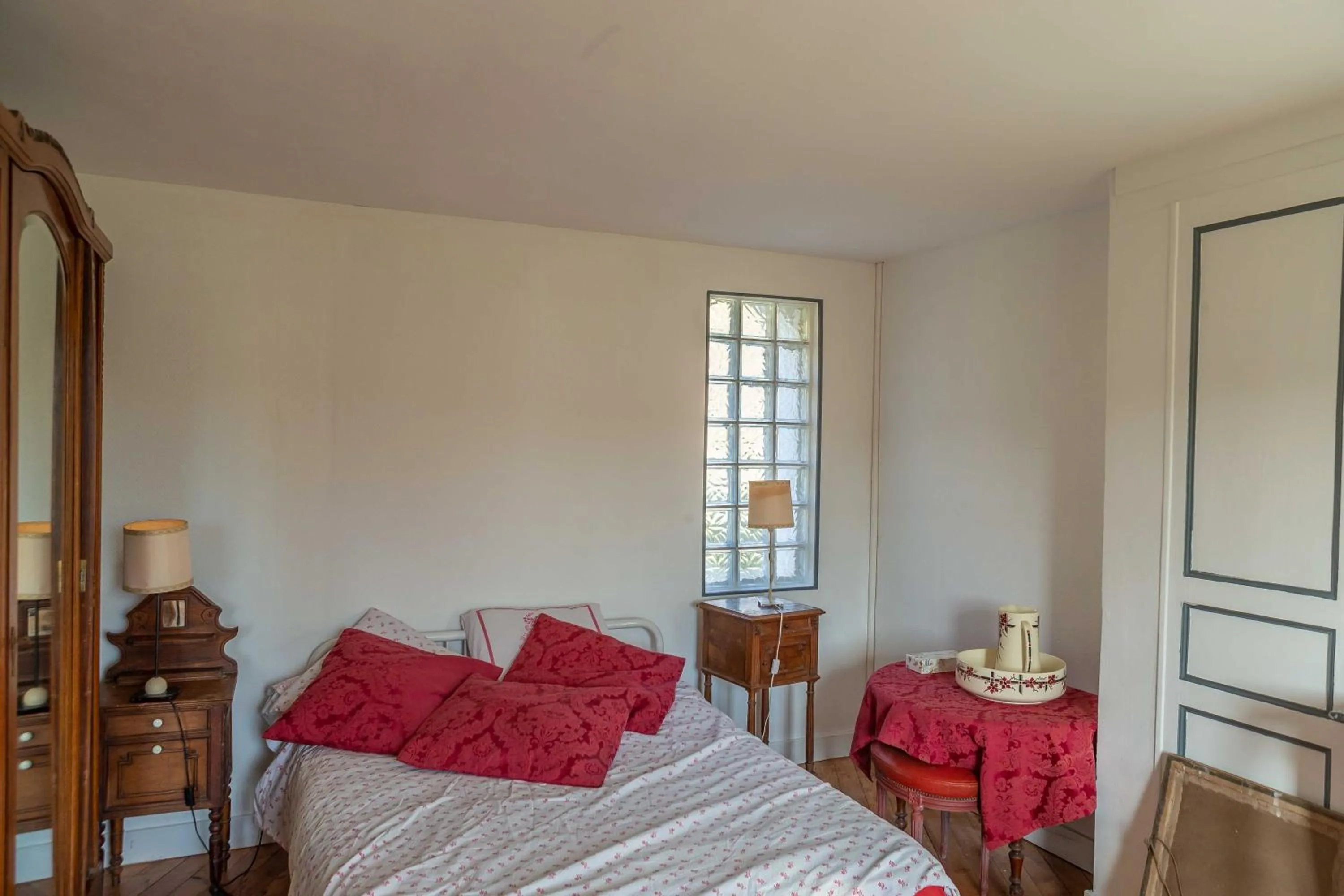 Property building, Bed in Chambre d'Hôtes Les Jardins de Marie, SCI Charles III