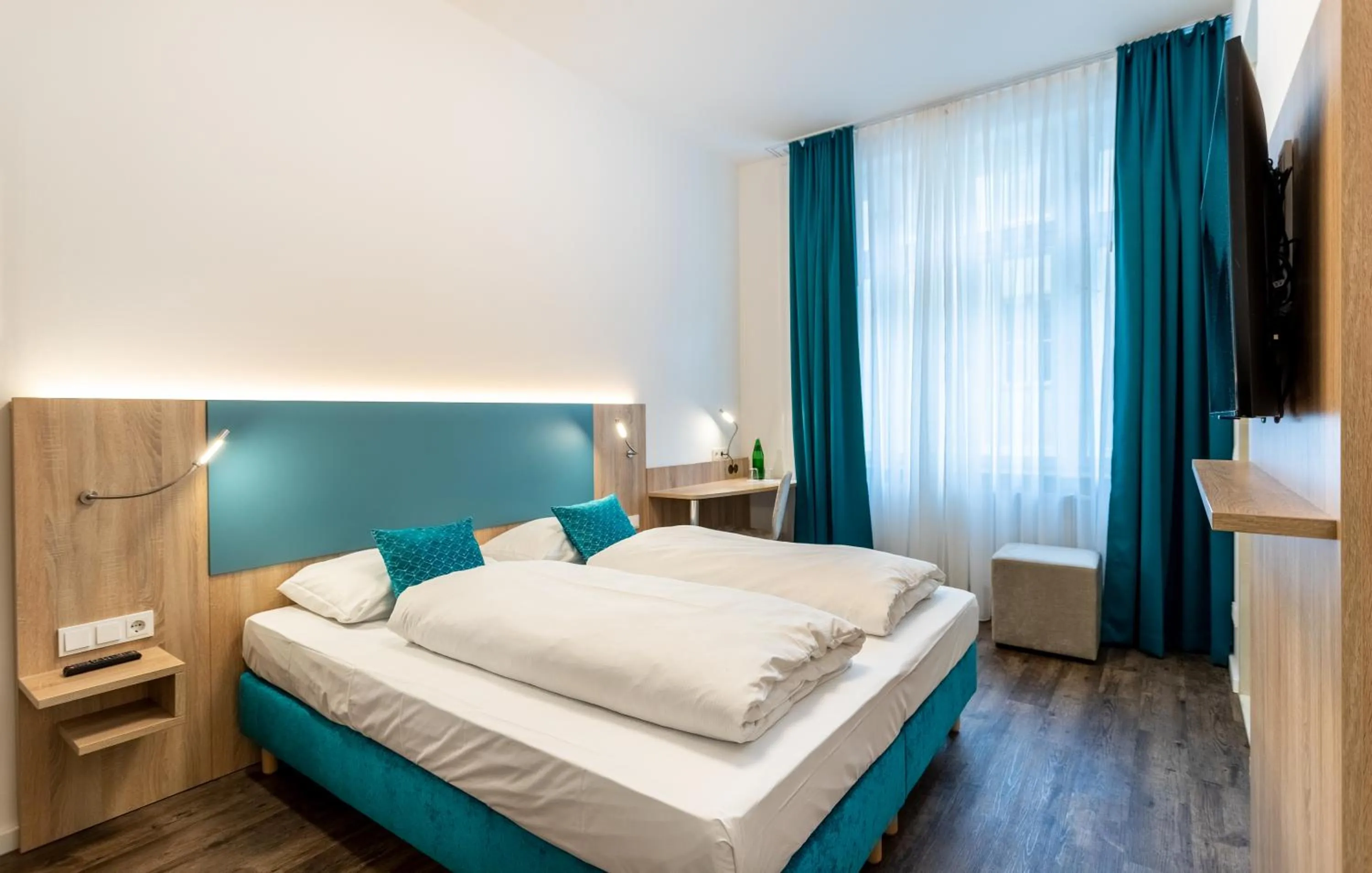 Bed in DaunTown Rooms - Self Check-In