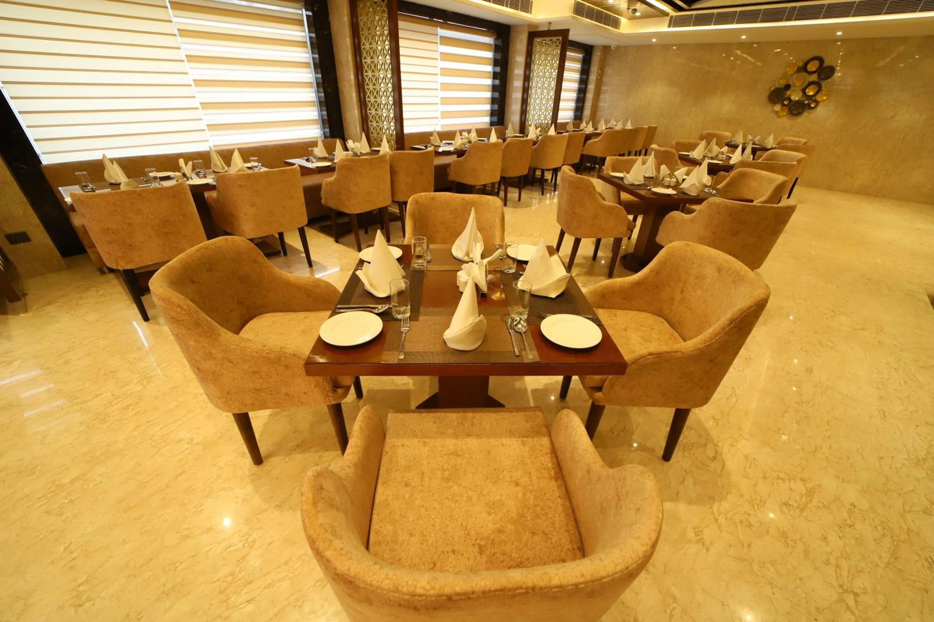 Restaurant/places to eat in Hotel DVIJ INN