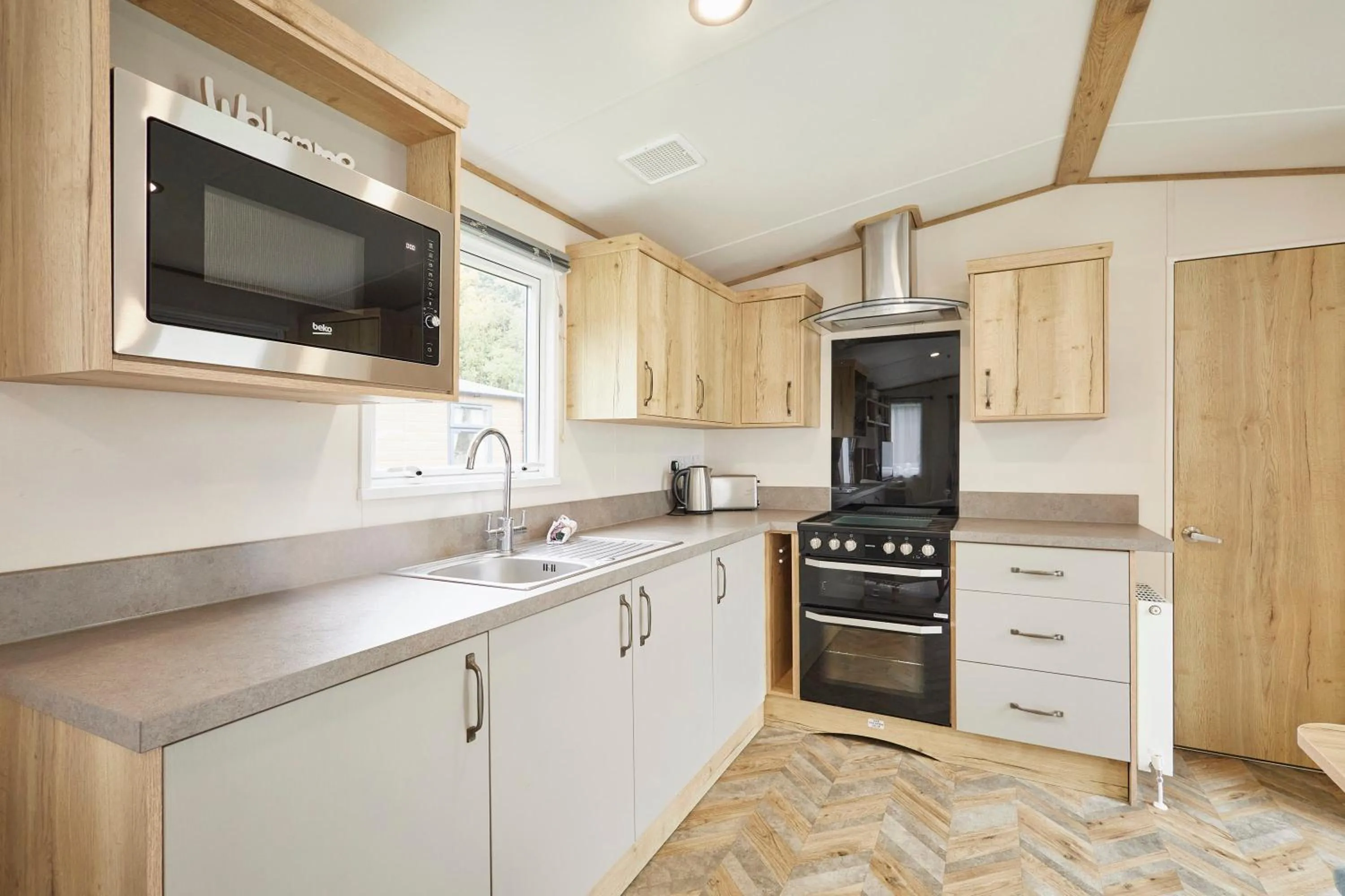 Kitchen or kitchenette in Squirrel Lodge with Hot Tub