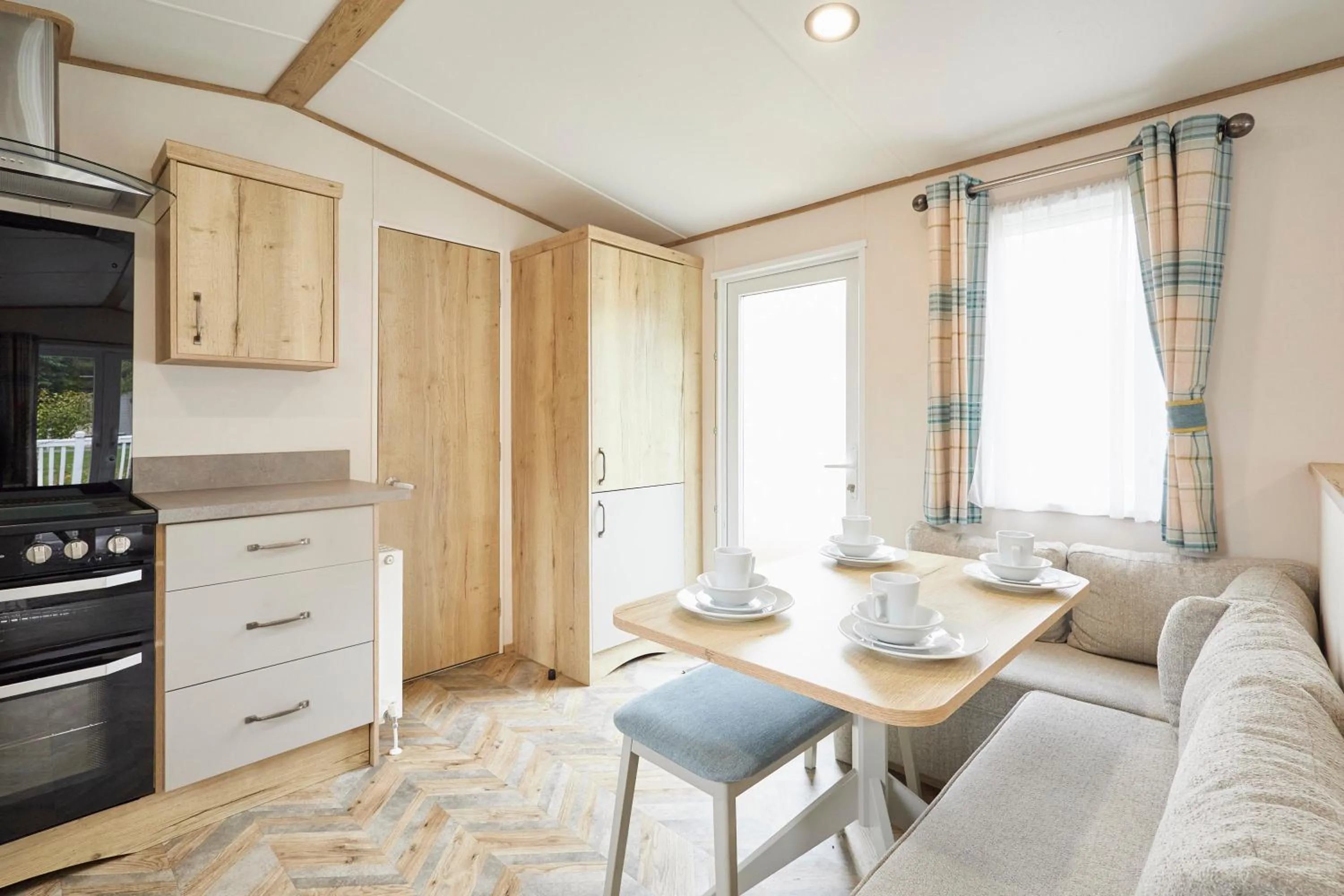 Dining area in Squirrel Lodge with Hot Tub