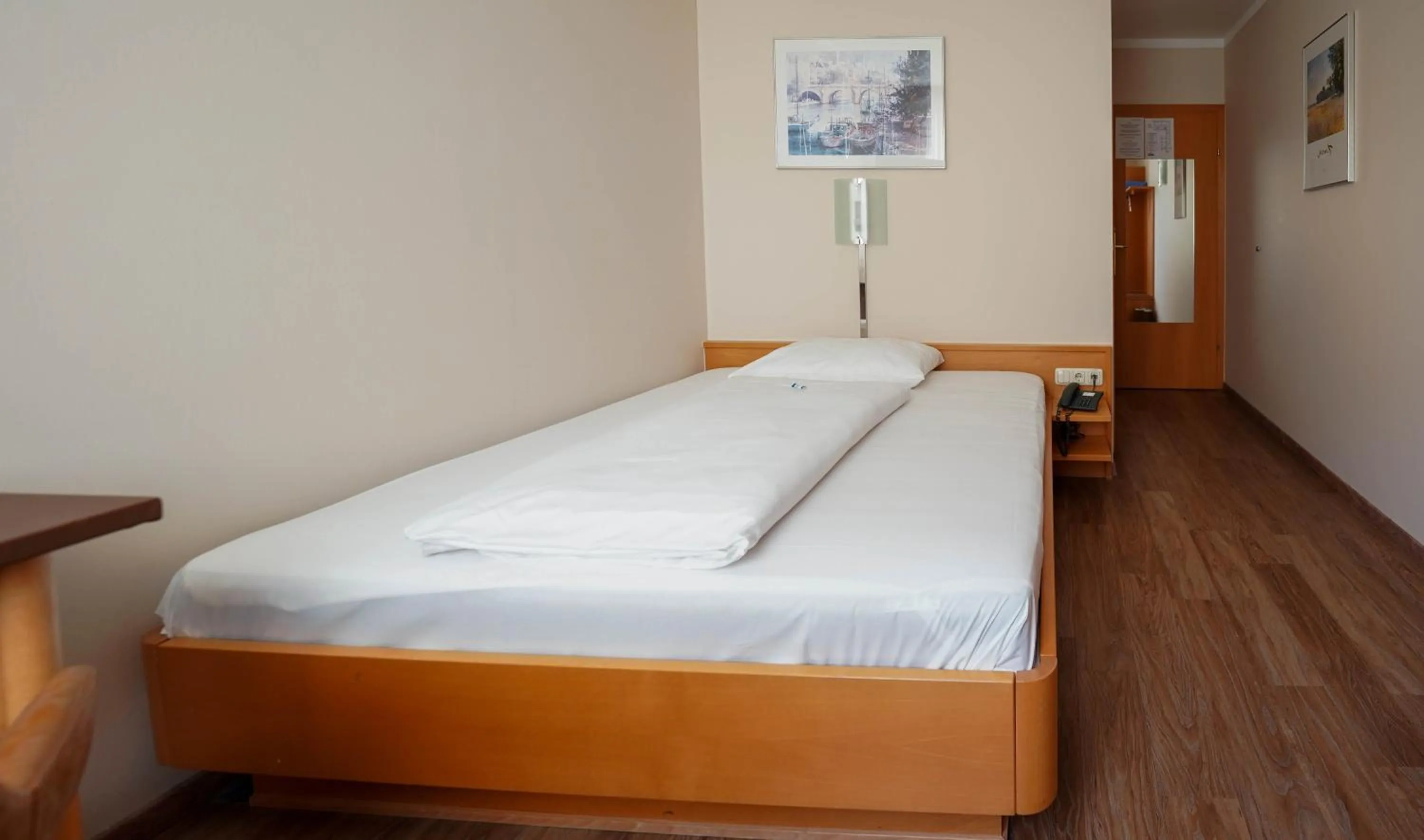 Photo of the whole room, Bed in NOVAPARK Flugzeughotel Graz