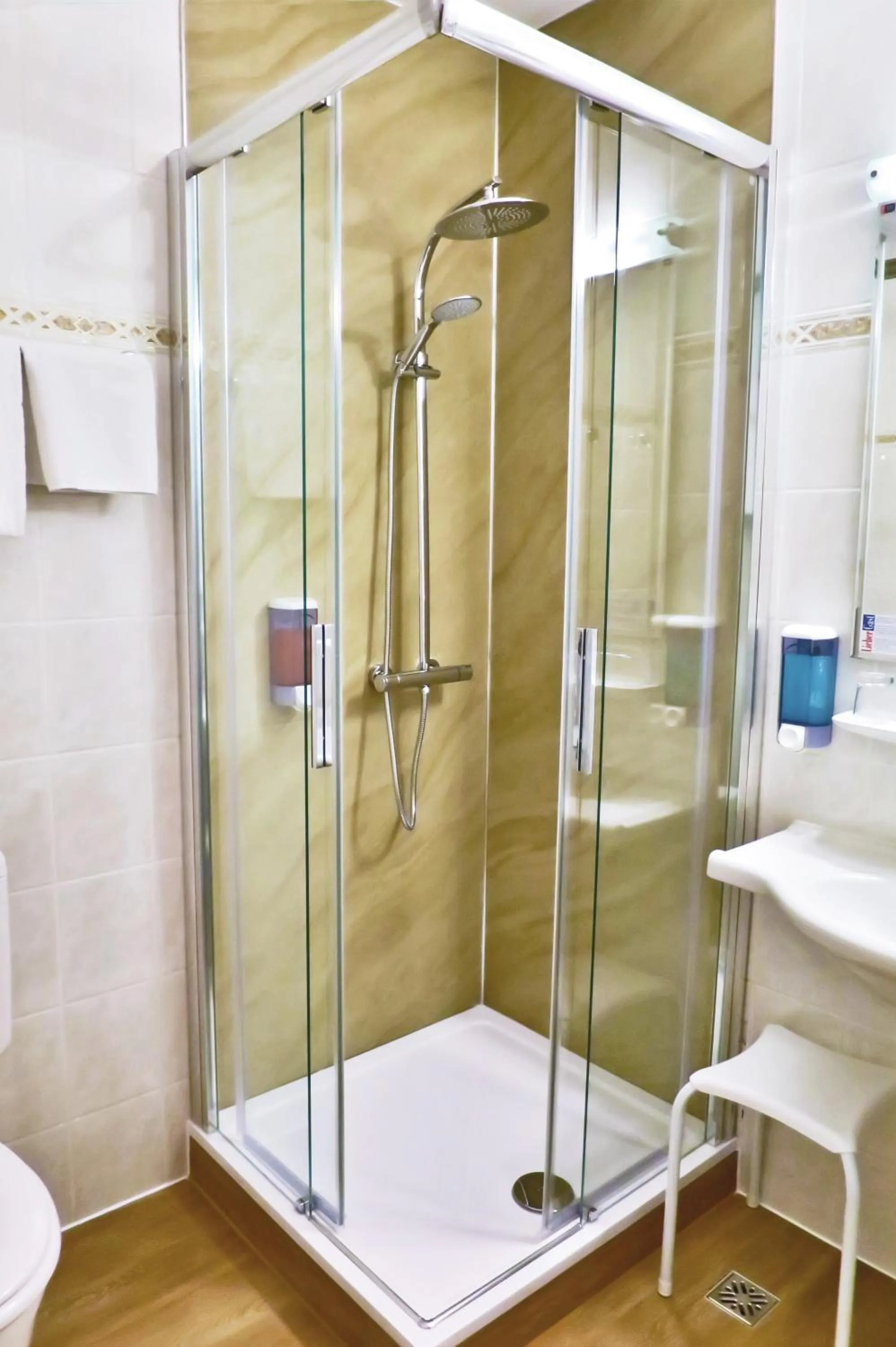 Bathroom in NOVAPARK Flugzeughotel Graz