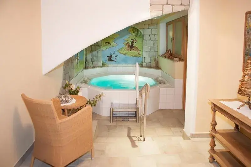 Hot Tub, Swimming Pool in Hotel-Pension Rotspitz