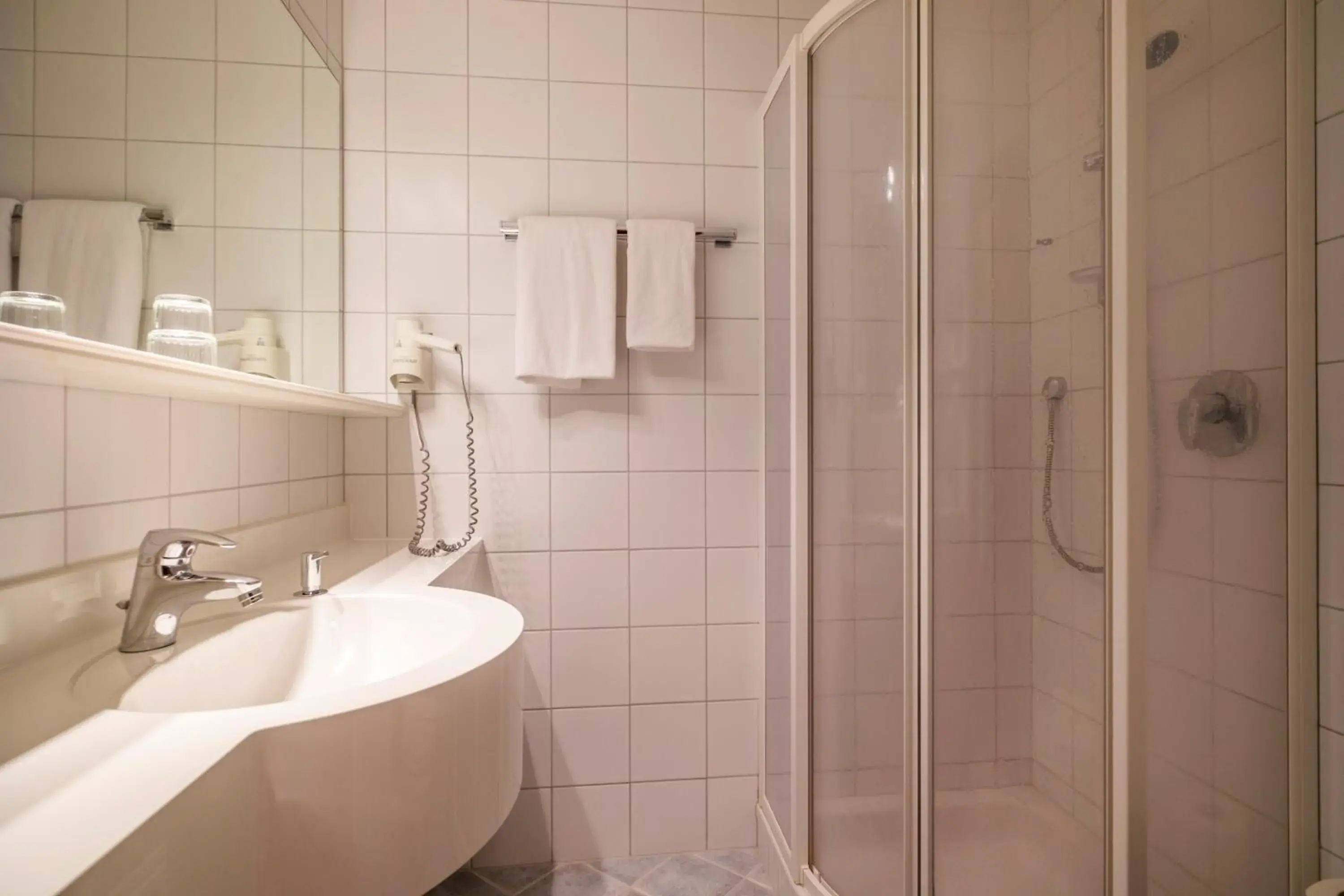 Bathroom in Hotel-Pension Rotspitz