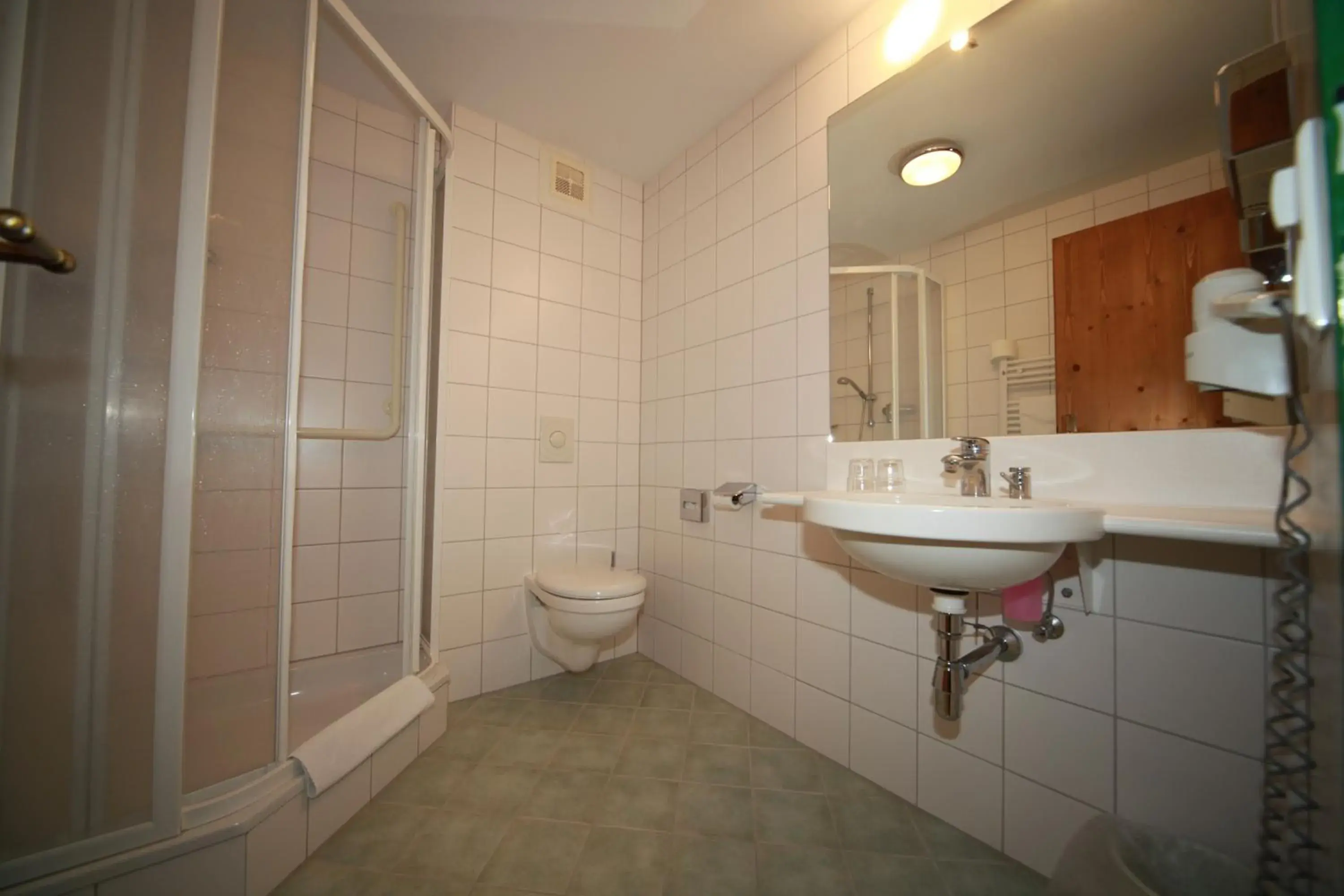 Bathroom in Hotel-Pension Rotspitz