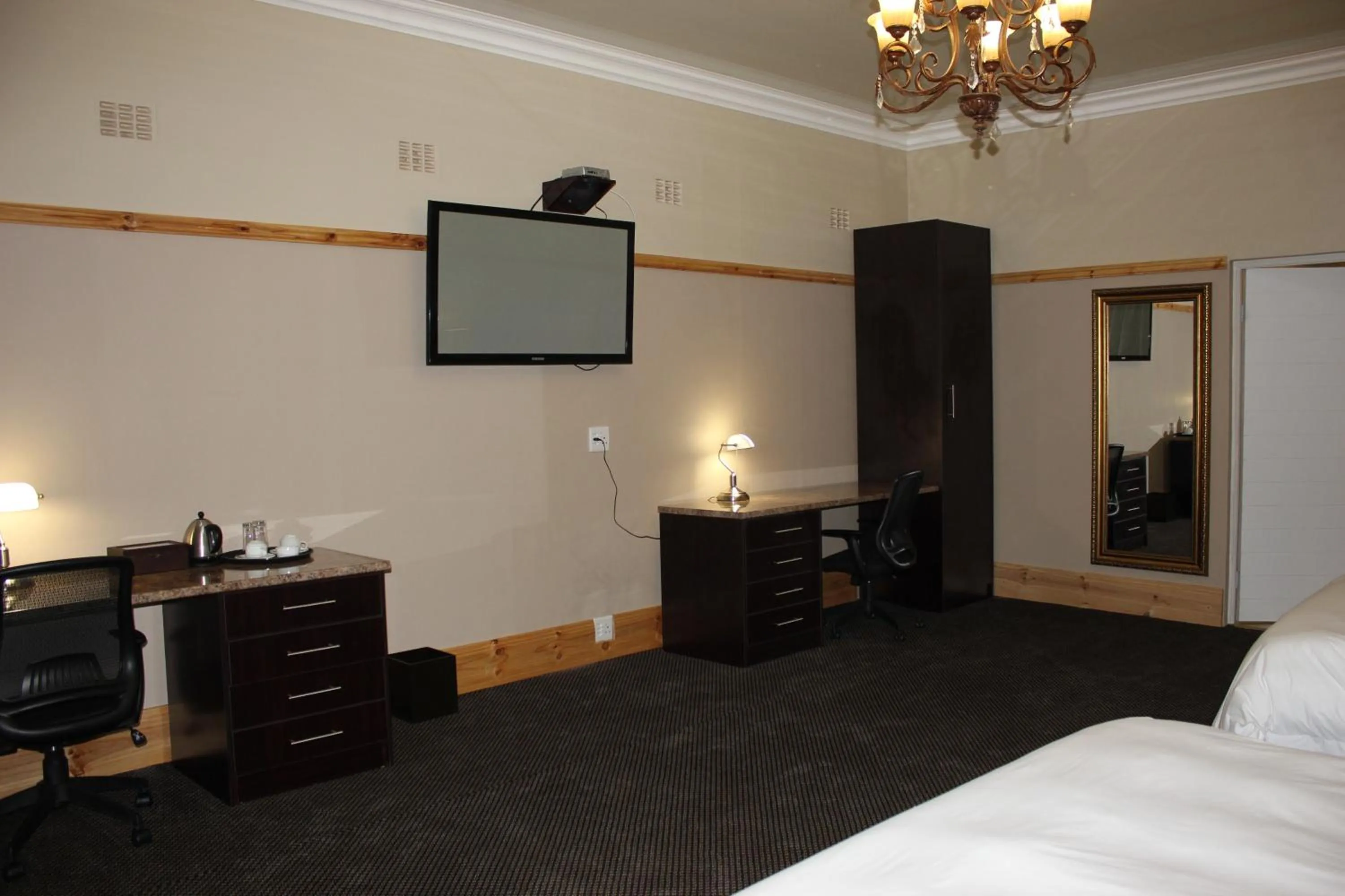 Living room, Bed in Halfway House Hotel