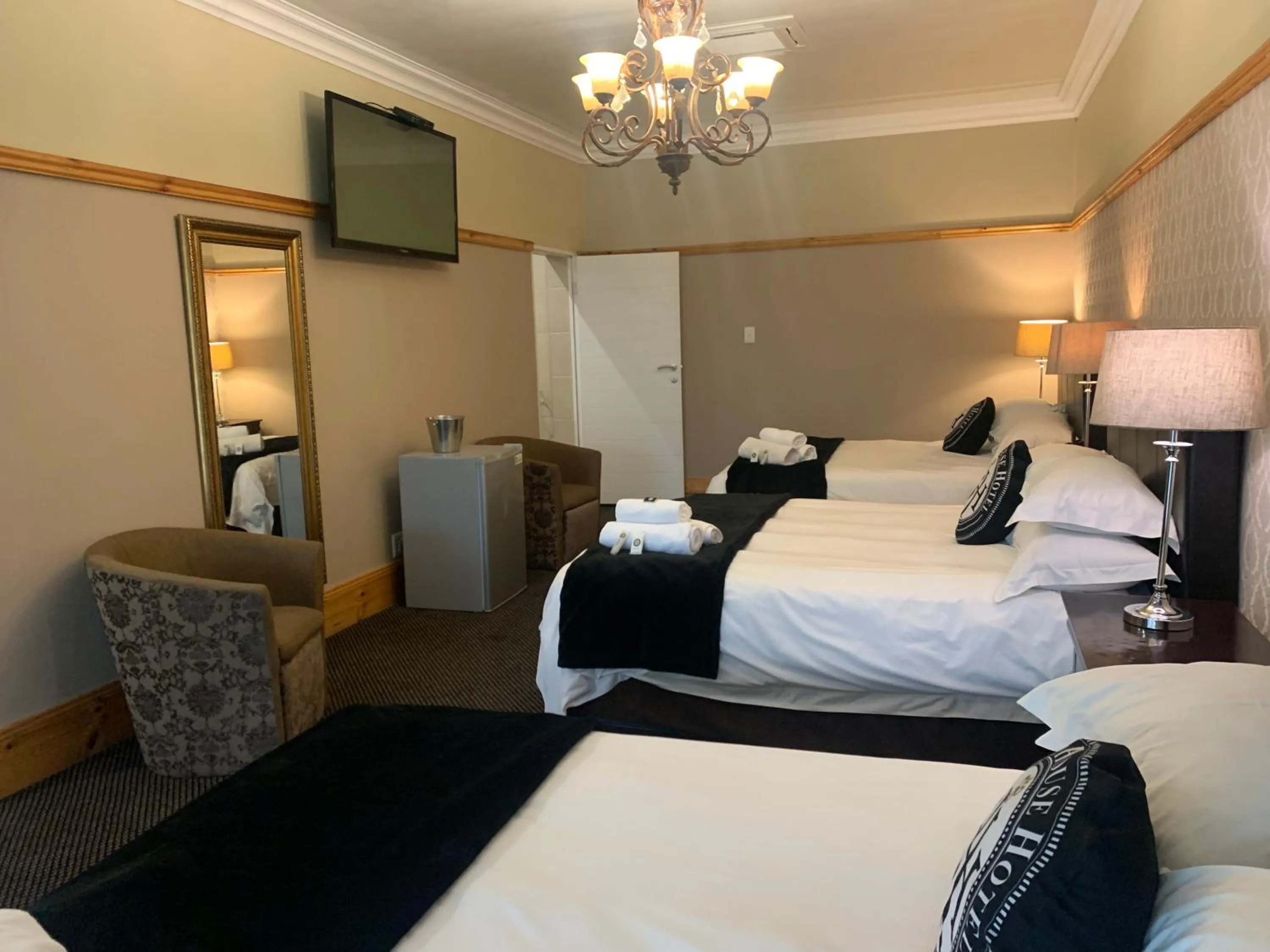 TV and multimedia, Bed in Halfway House Hotel