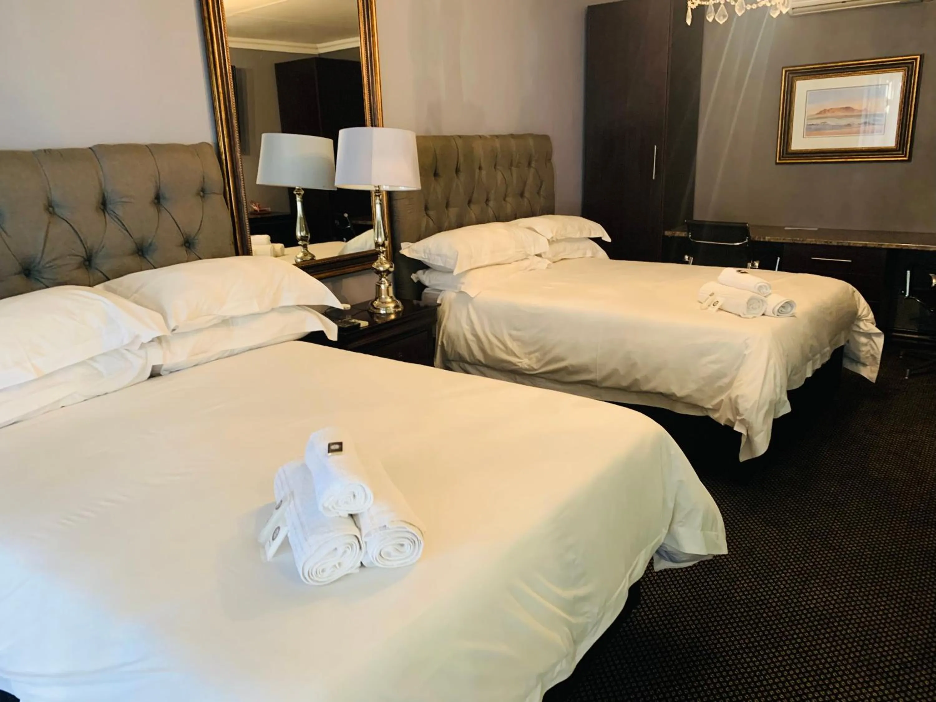 Photo of the whole room, Bed in Halfway House Hotel