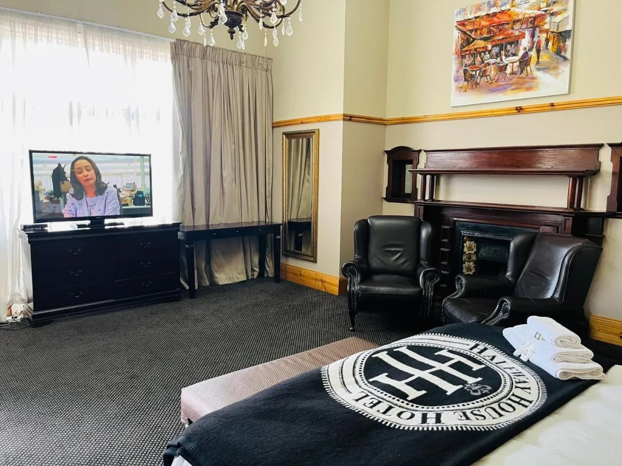 Communal lounge/ TV room, Bed in Halfway House Hotel