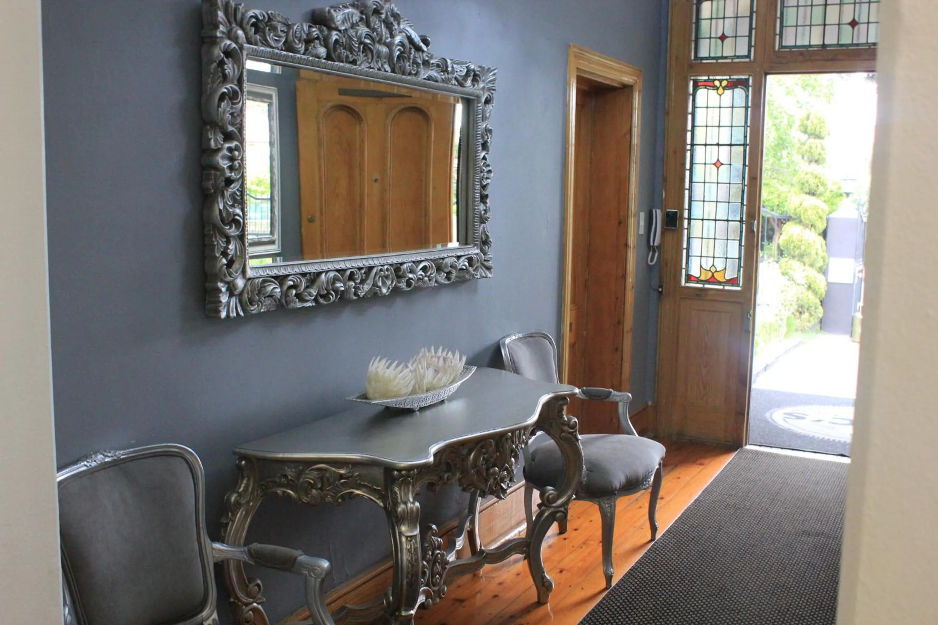 Facade/entrance in Halfway House Hotel