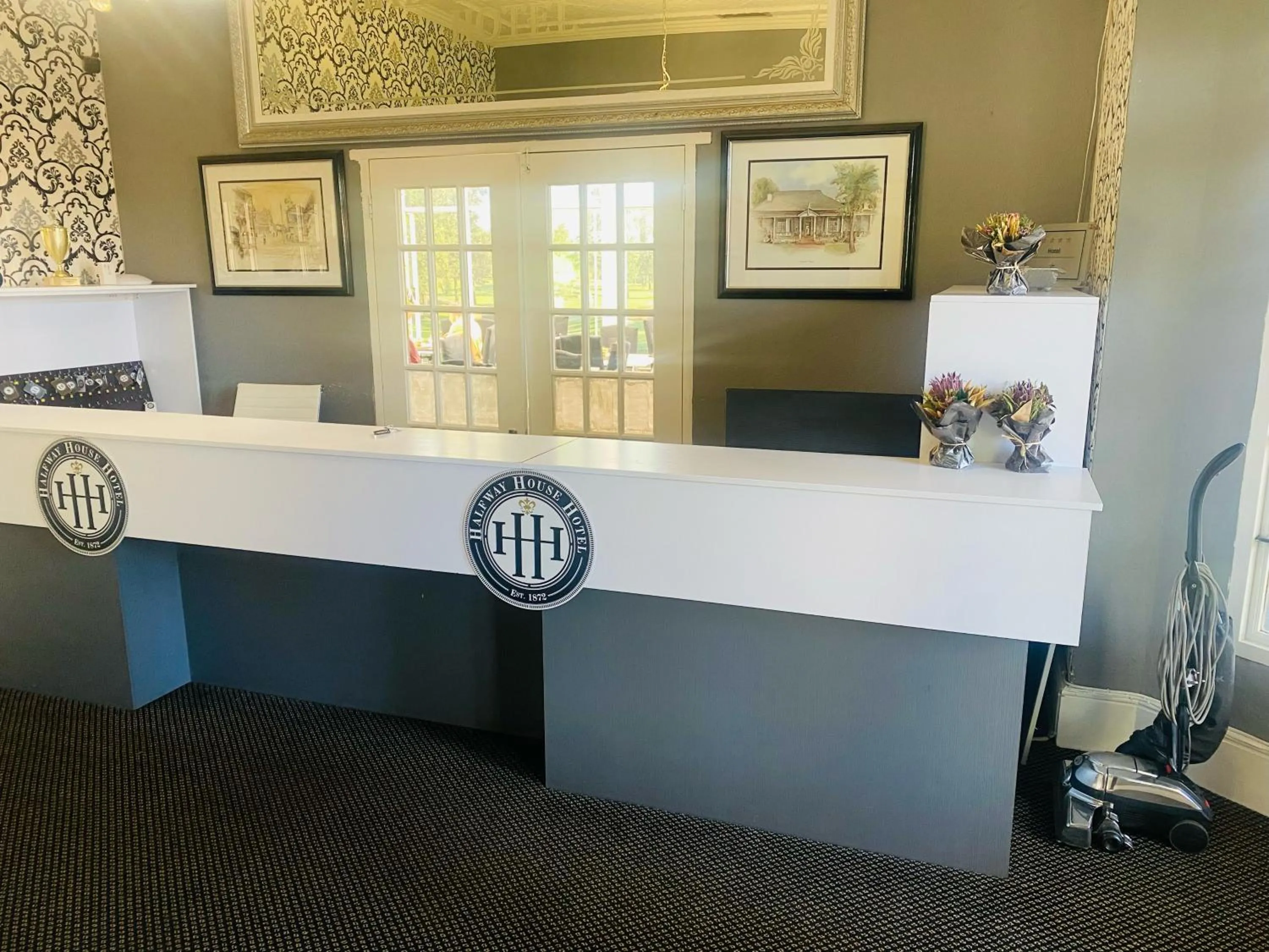 Lobby or reception in Halfway House Hotel