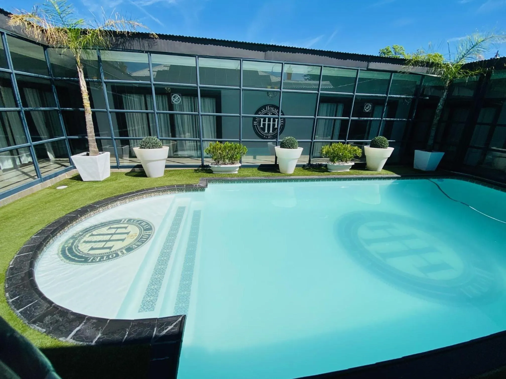 Swimming pool in Halfway House Hotel