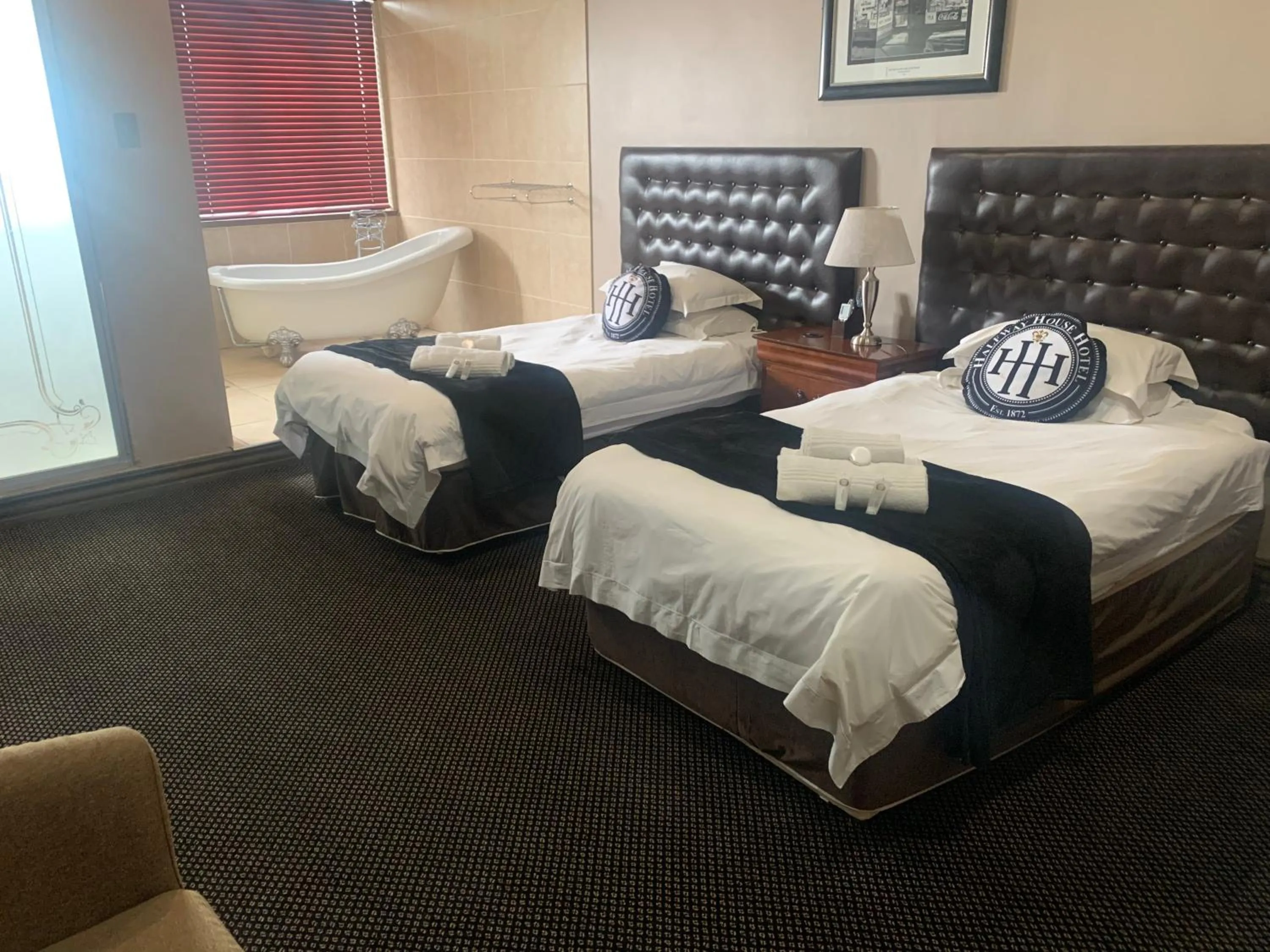 Bathroom, Bed in Halfway House Hotel