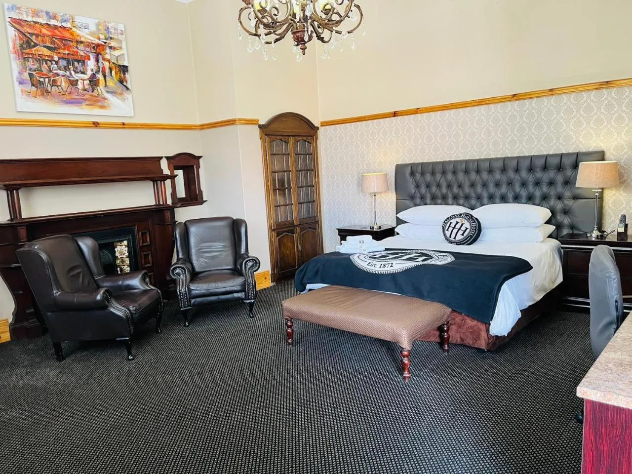 Living room, Bed in Halfway House Hotel