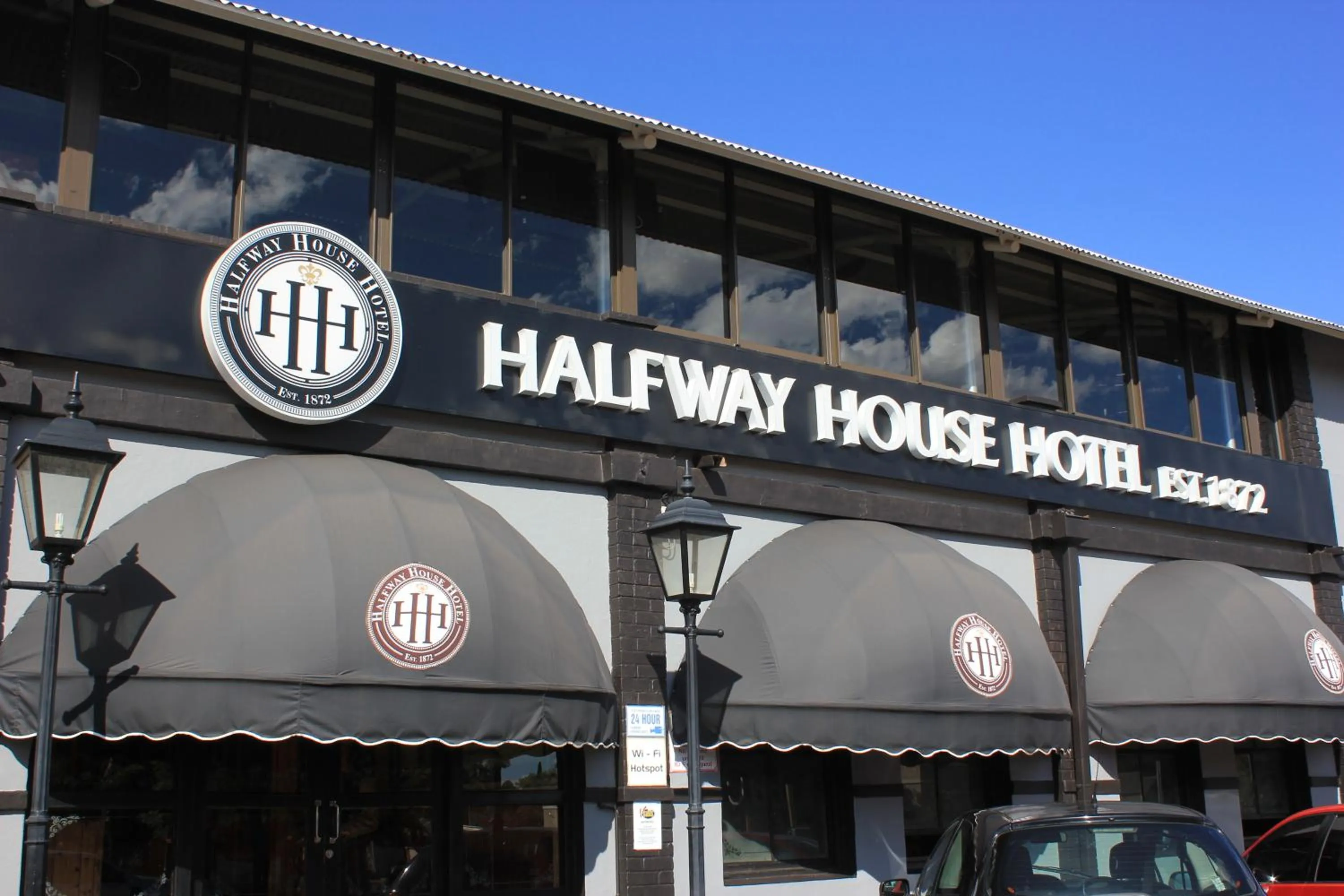 Facade/entrance in Halfway House Hotel