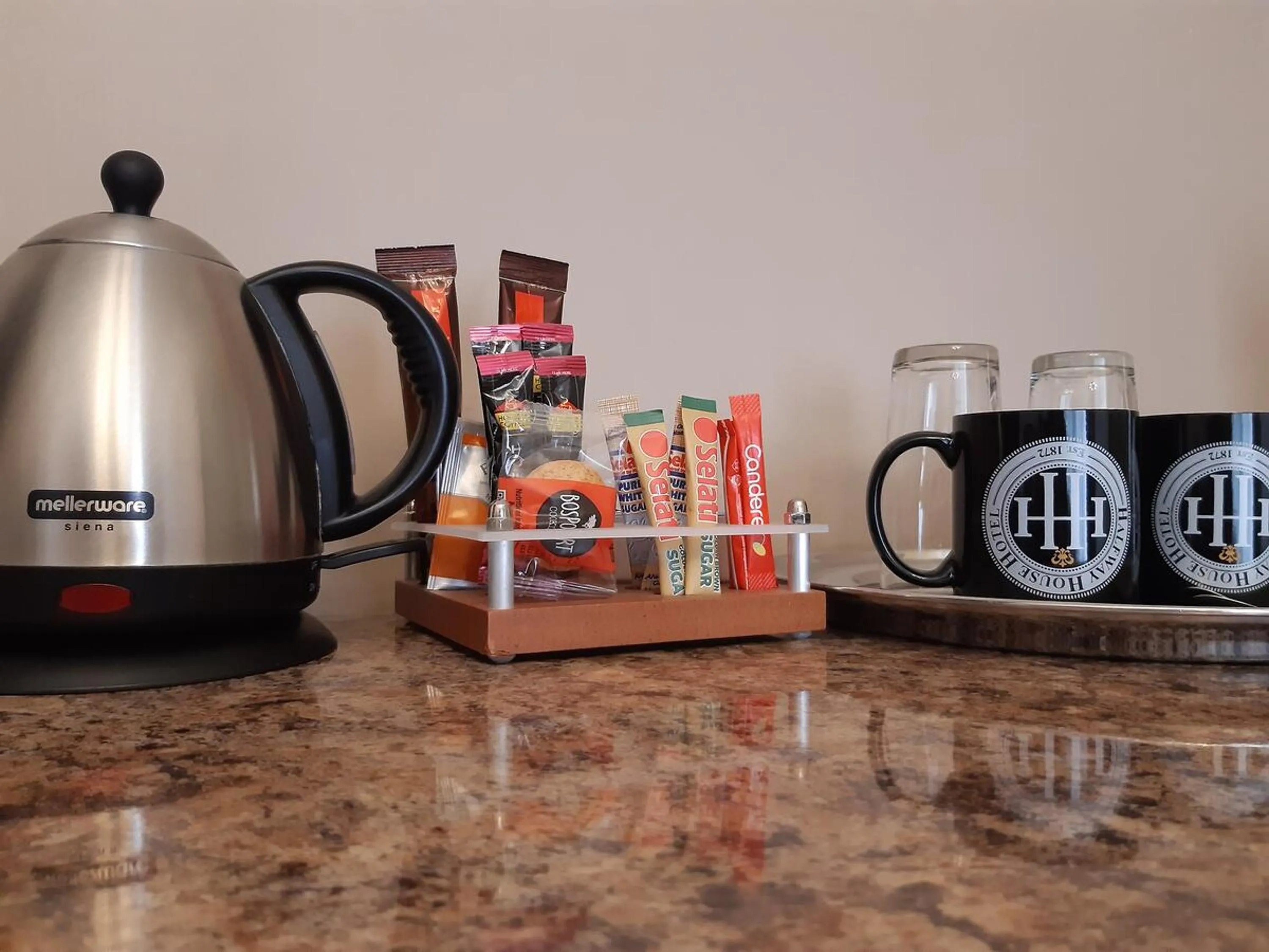 Coffee/tea facilities in Halfway House Hotel