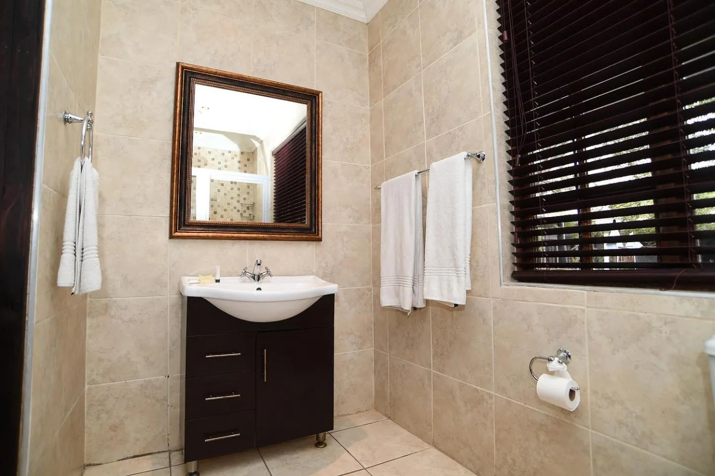 Bathroom in Halfway House Hotel